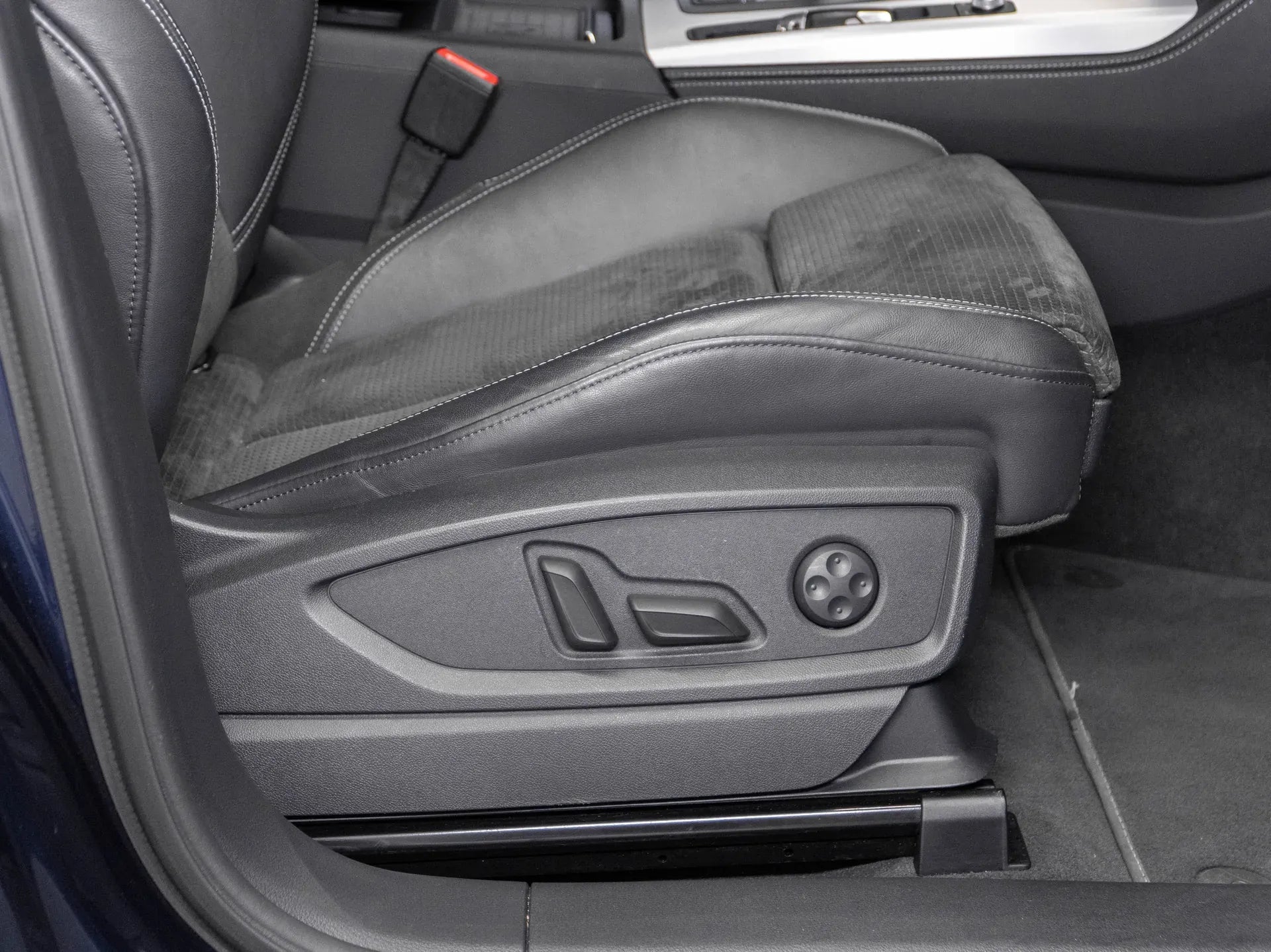 Audi Q5 2.0 Benzina 245 CP Albastru - Samsaru's Car Outlet