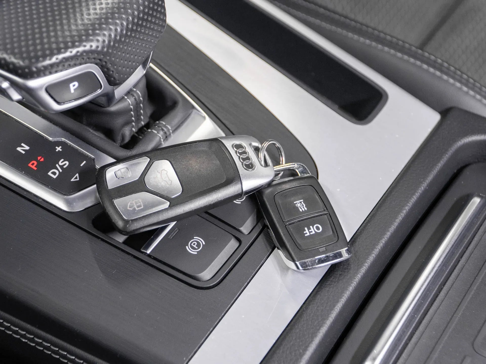 Audi Q5 2.0 Benzina 245 CP Albastru - Samsaru's Car Outlet