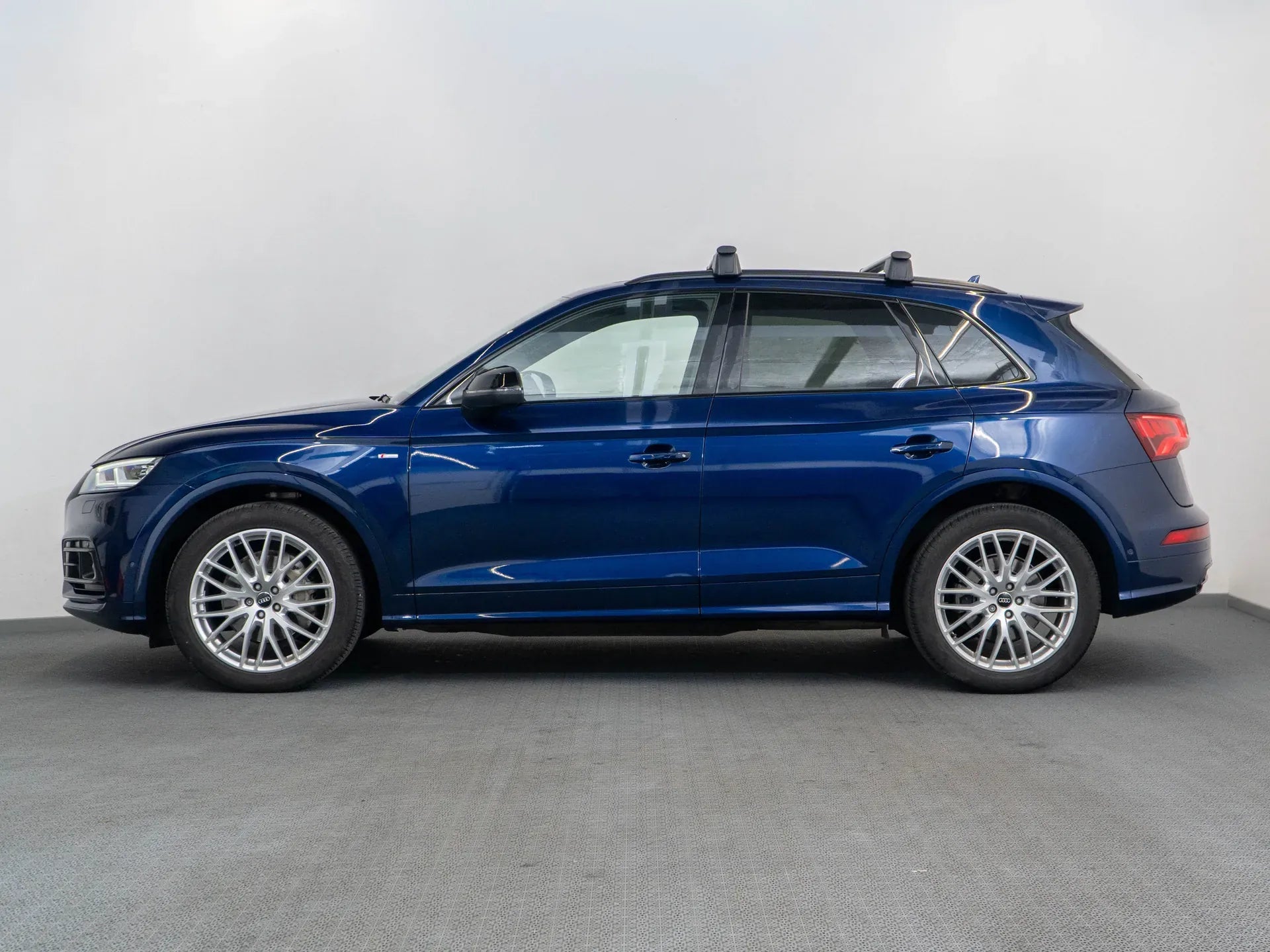 Audi Q5 2.0 Benzina 245 CP Albastru - Samsaru's Car Outlet