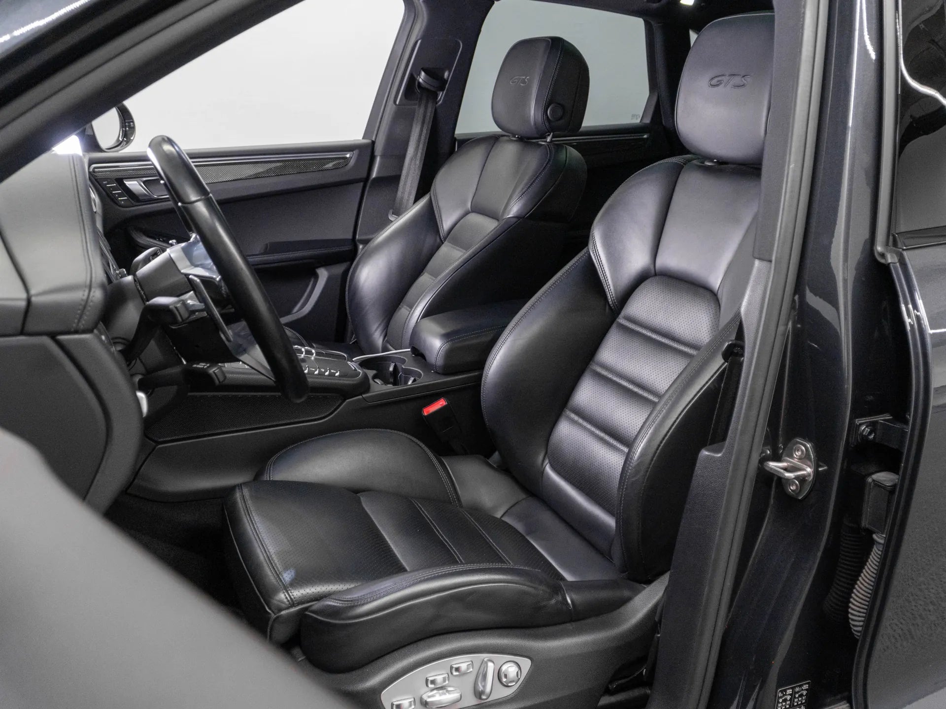 Porsche Macan 3.0 Benzina 353 CP Gri - Samsaru's Car Outlet