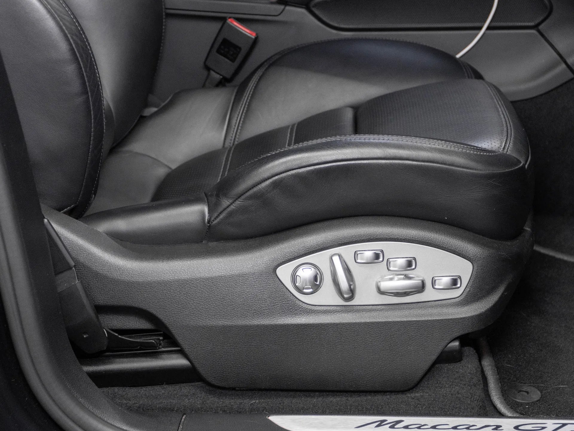 Porsche Macan 3.0 Benzina 353 CP Gri - Samsaru's Car Outlet