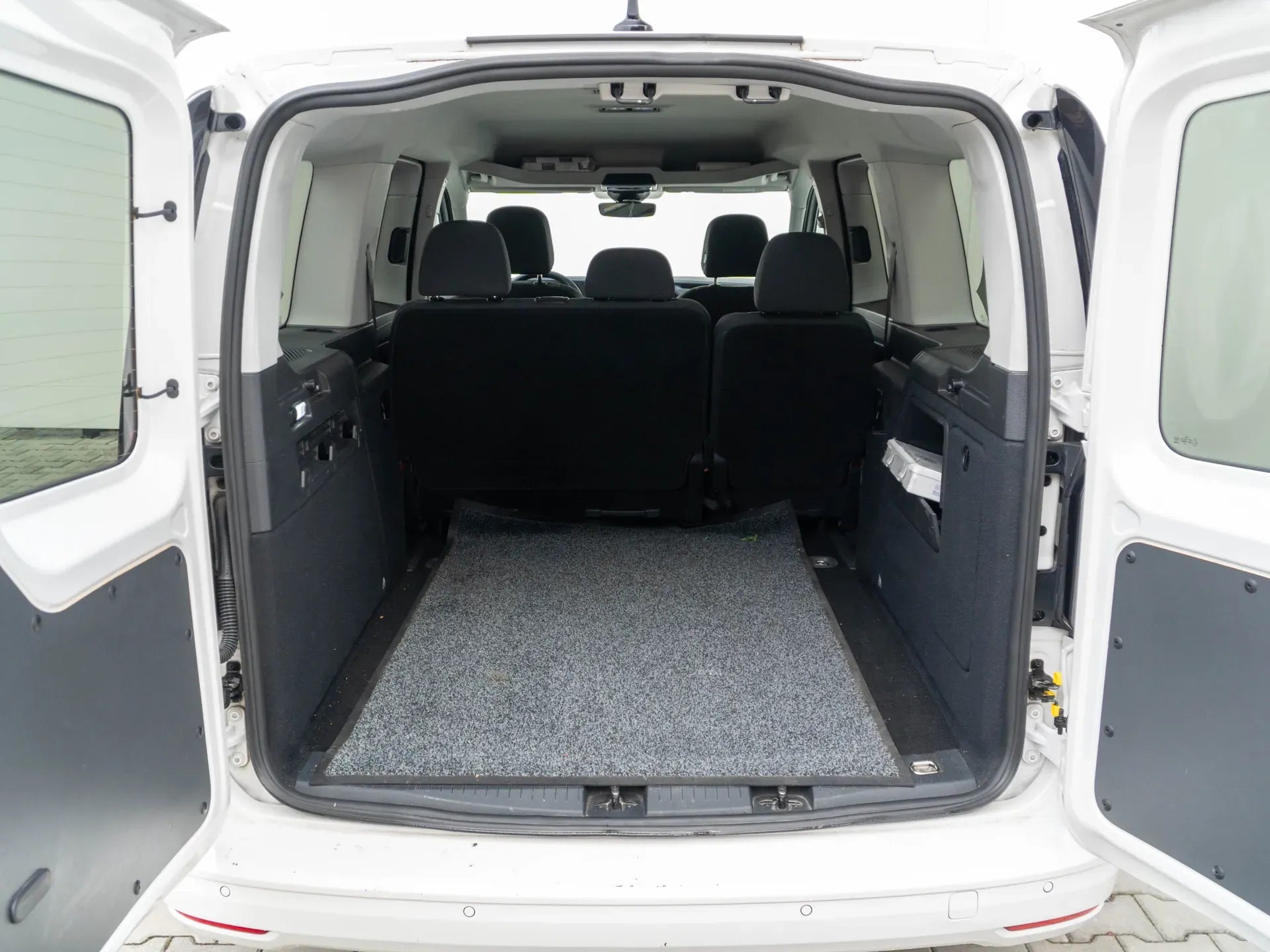 Volkswagen Caddy 2.0 Diesel 102 CP Alb - Samsaru's Car Outlet