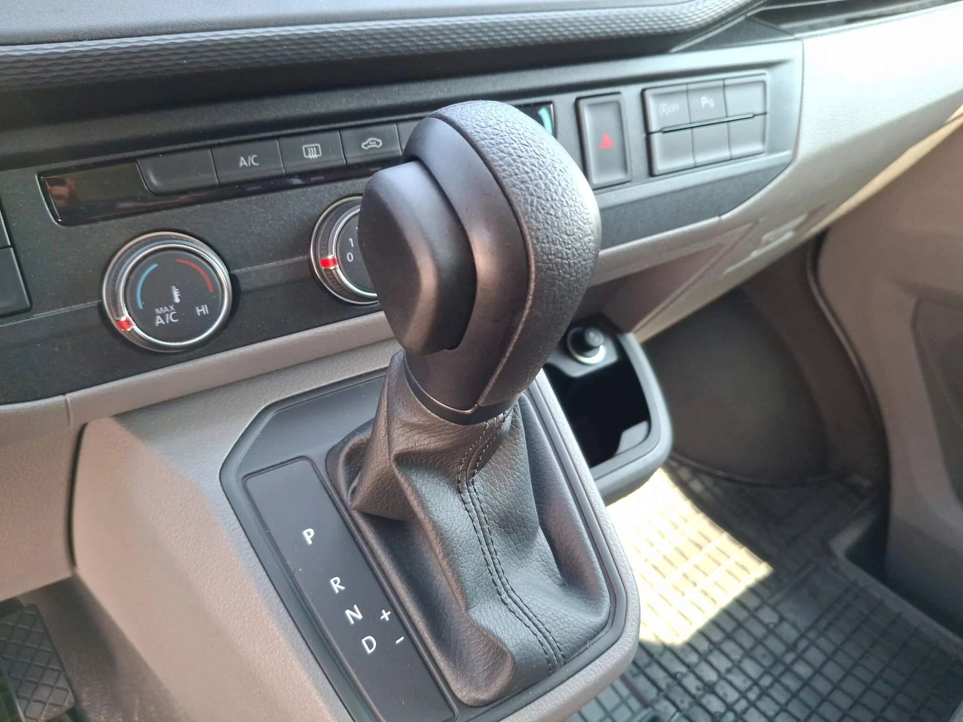 VW Transporter T6.1 2.0 TDI DSG - Samsaru's Car Outlet