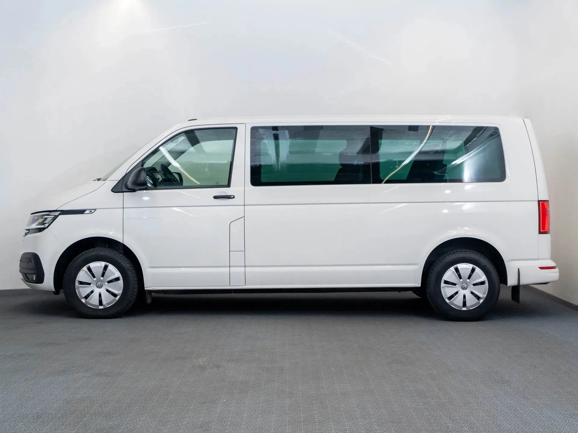 VW Transporter T6.1 2.0 TDI DSG - Samsaru's Car Outlet
