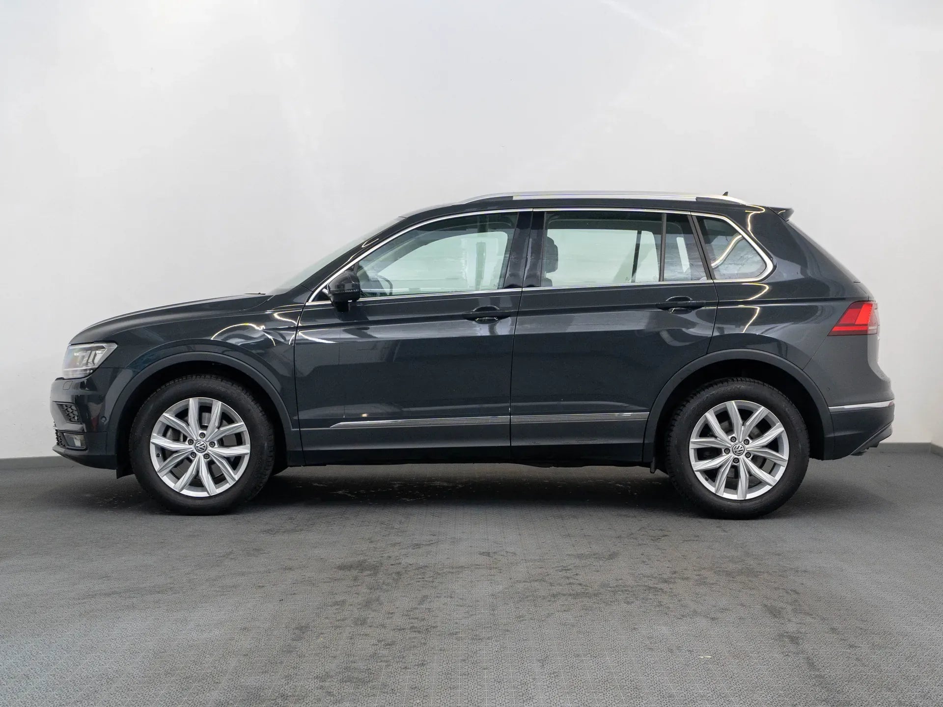 Volkswagen Tiguan 2.0 Diesel 190 CP Gri - Samsaru's Car Outlet