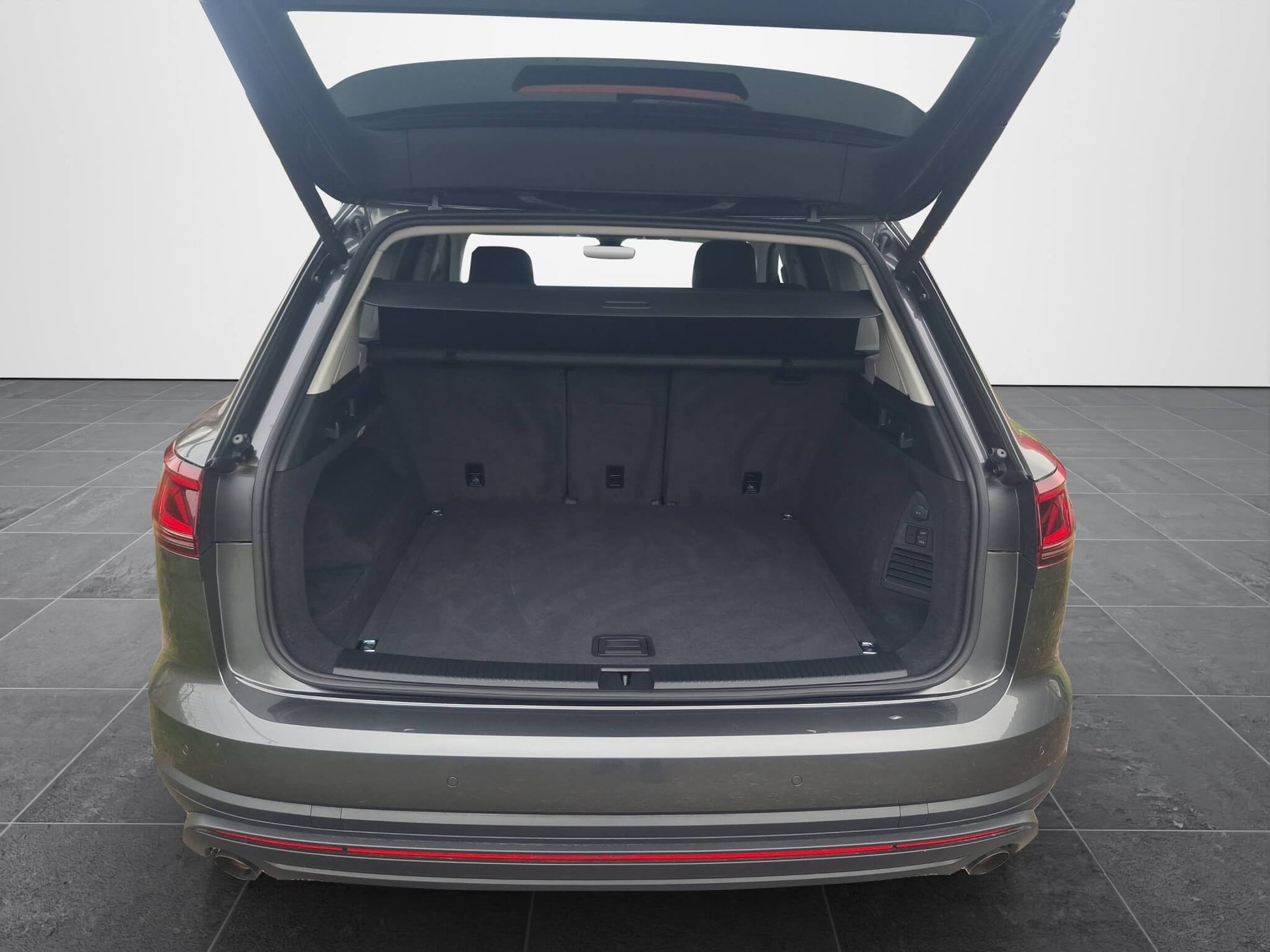 VW Touareg V6 TDI - Samsaru's Car Outlet