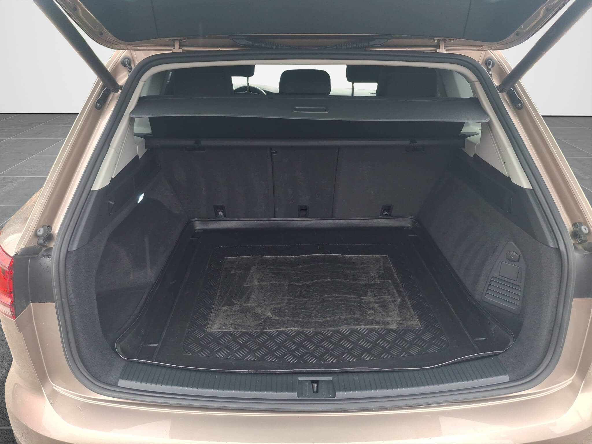 VW Touareg Style V6 TDI - Samsaru's Car Outlet