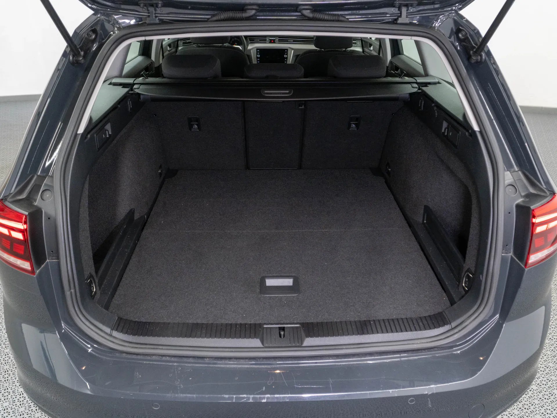 VW Passat Variant Trendline 2.0 TDI DSG - Samsaru's Car Outlet
