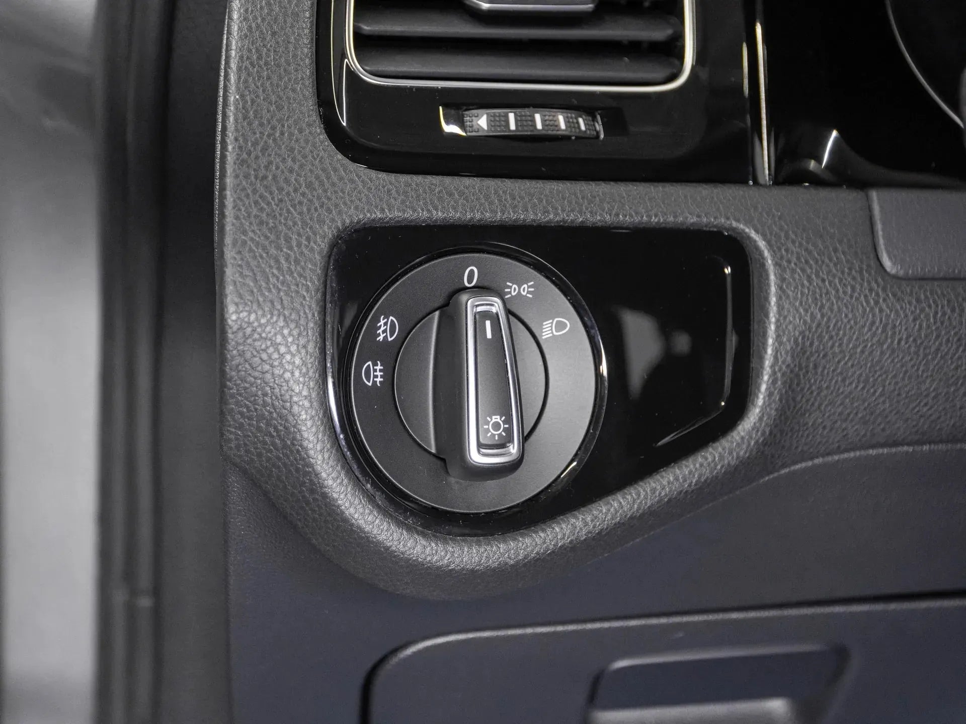 VW Golf VII Highline 1.5 TSI - Samsaru's Car Outlet