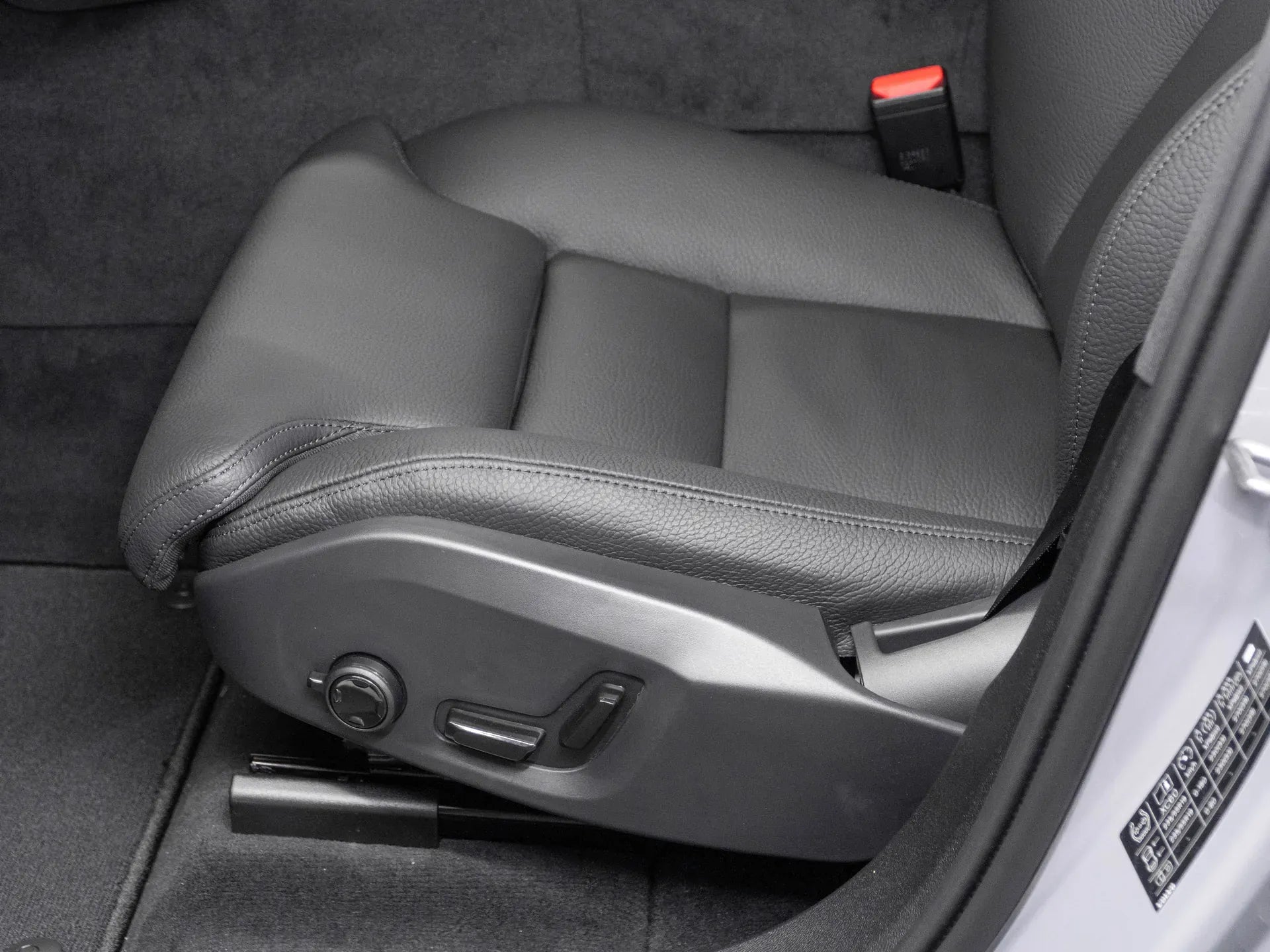 Volvo XC 60 PLUS BRIGHT 2.0 Hybrid Plug-In 253 CP Gri - Samsaru's Car Outlet