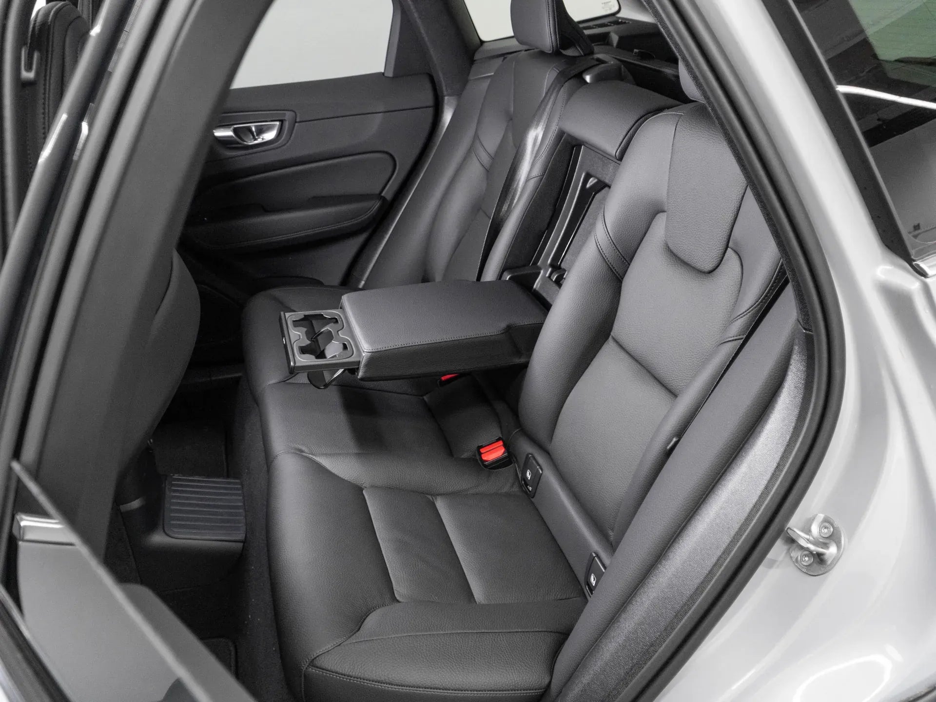 Volvo XC 60 PLUS BRIGHT 2.0 Hybrid Plug-In 253 CP Gri - Samsaru's Car Outlet