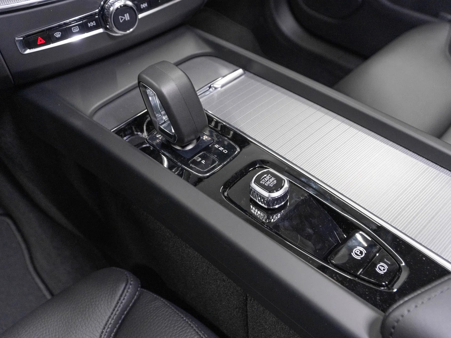 Volvo XC 60 PLUS BRIGHT 2.0 Hybrid Plug-In 253 CP Gri - Samsaru's Car Outlet