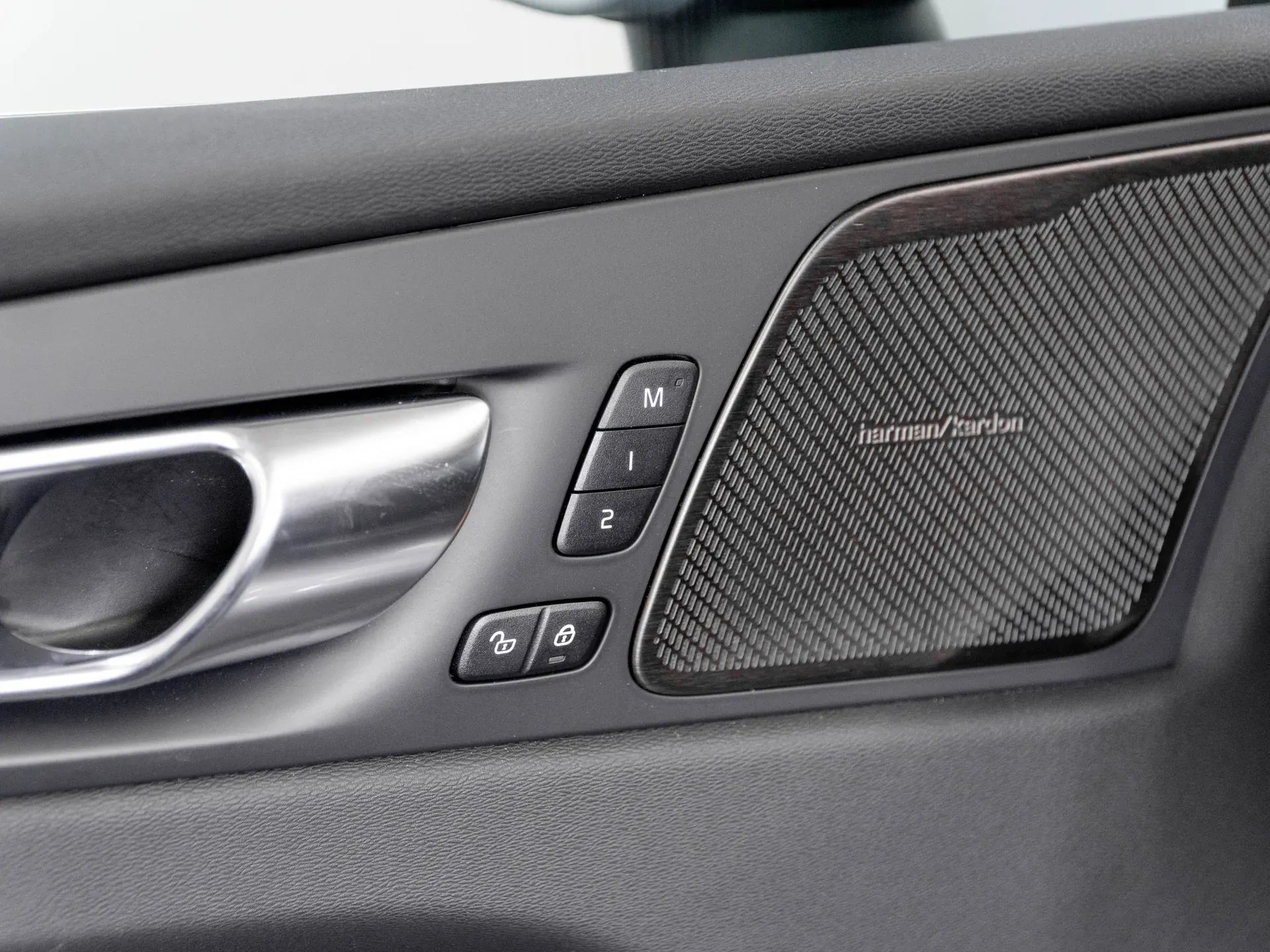 Volvo XC 60 PLUS BRIGHT 2.0 Hybrid Plug-In 253 CP Gri - Samsaru's Car Outlet