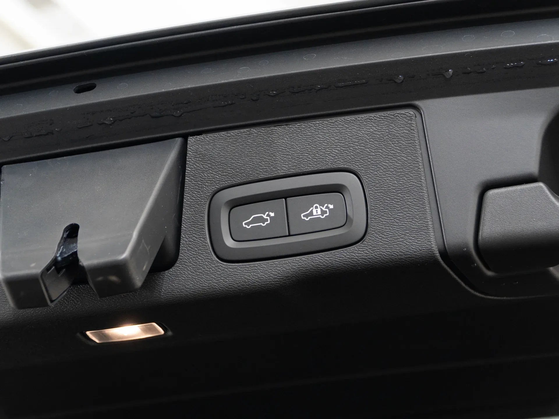 Volvo XC 60 PLUS BRIGHT 2.0 Hybrid Plug-In 253 CP Gri - Samsaru's Car Outlet