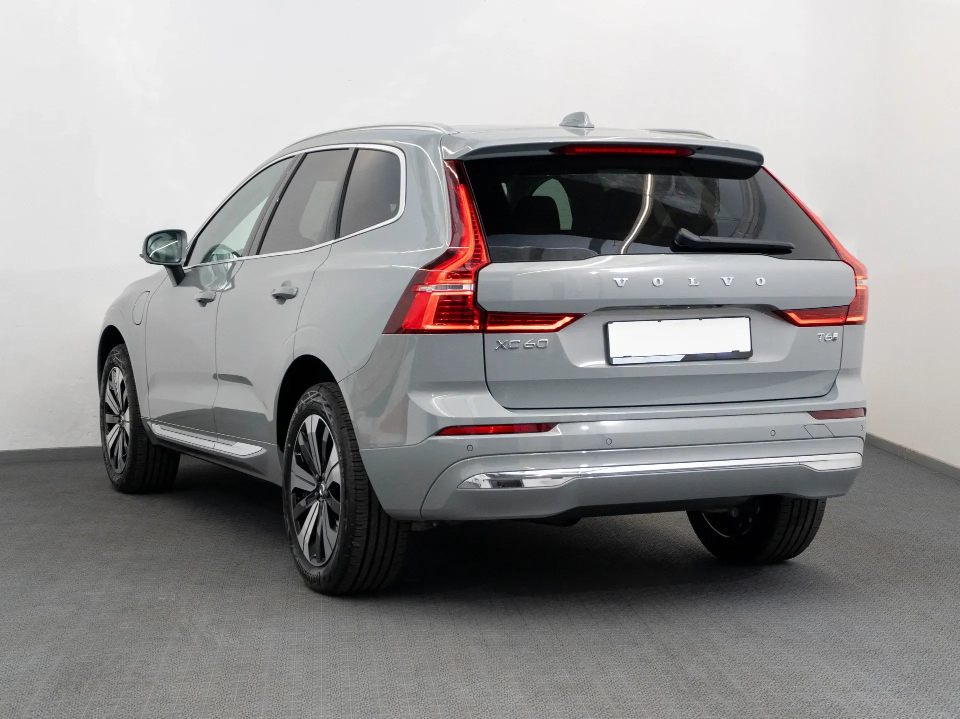 Volvo XC 60 PLUS BRIGHT 2.0 Hybrid Plug-In 253 CP Gri - Samsaru's Car Outlet