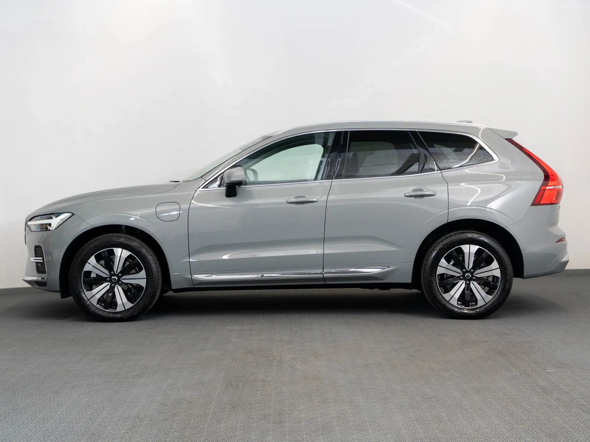 Volvo XC 60 PLUS BRIGHT 2.0 Hybrid Plug-In 253 CP Gri - Samsaru's Car Outlet