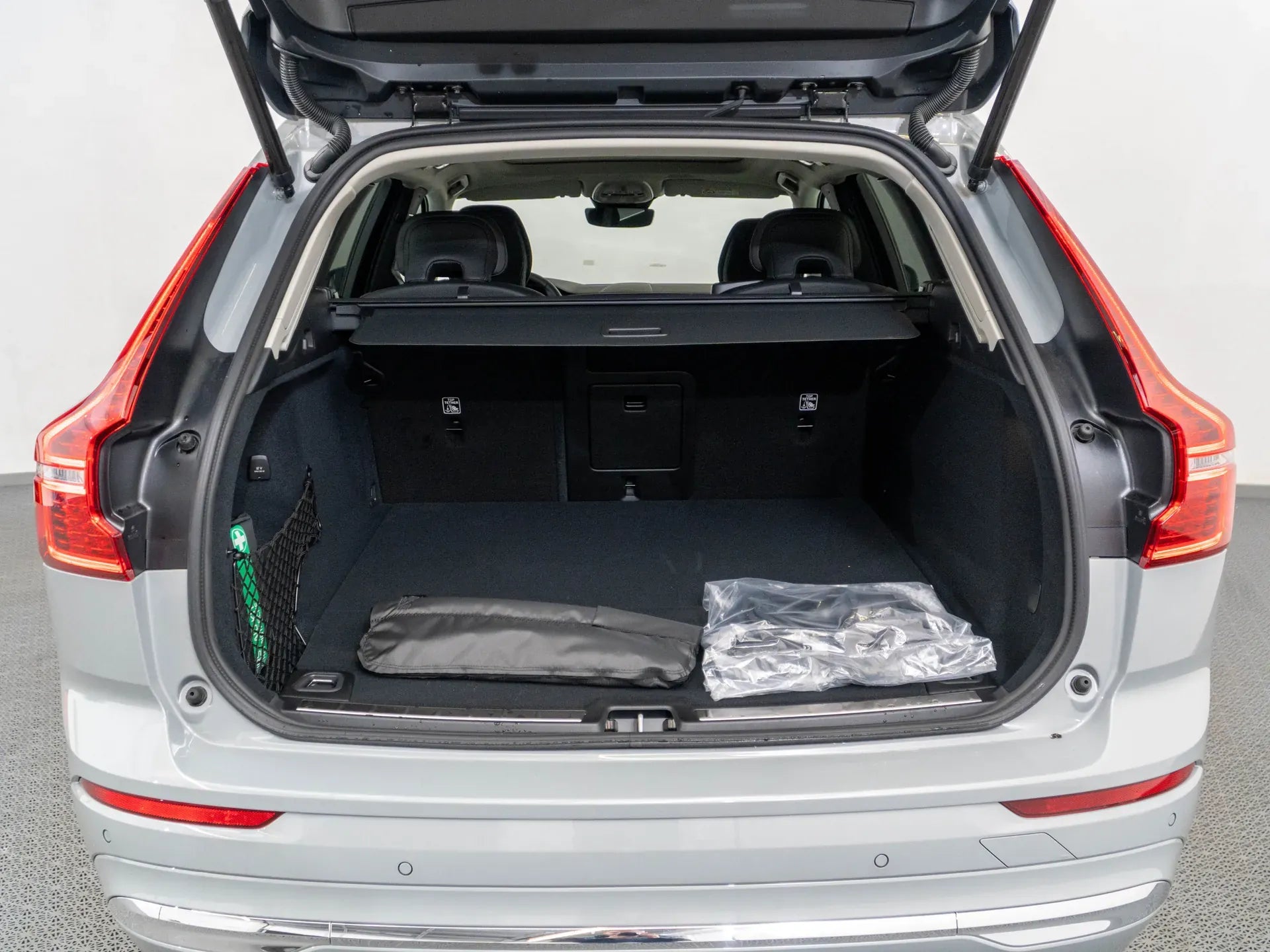 Volvo XC 60 PLUS BRIGHT 2.0 Hybrid Plug-In 253 CP Gri - Samsaru's Car Outlet