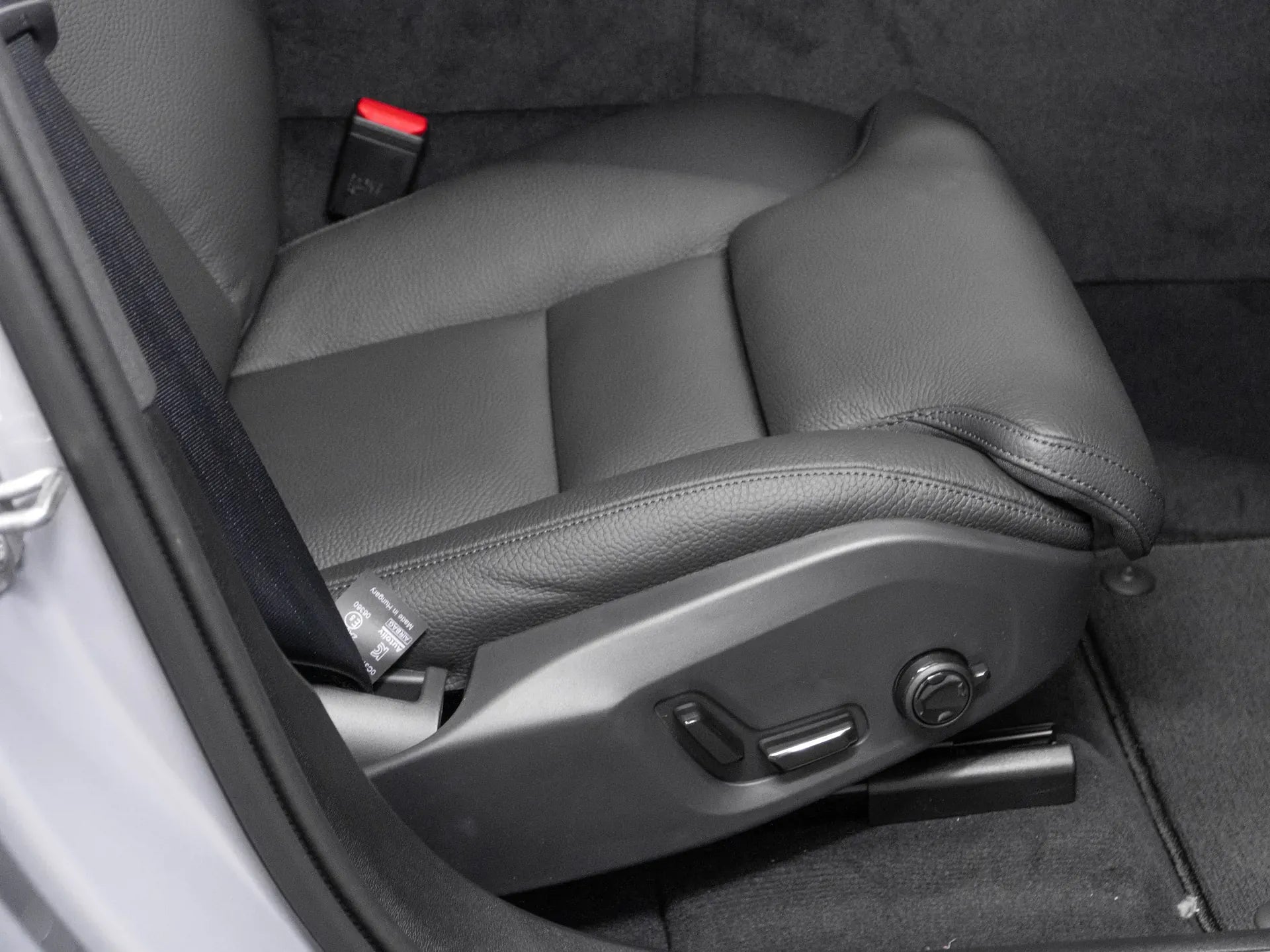 Volvo XC 60 PLUS BRIGHT 2.0 Hybrid Plug-In 253 CP Gri - Samsaru's Car Outlet