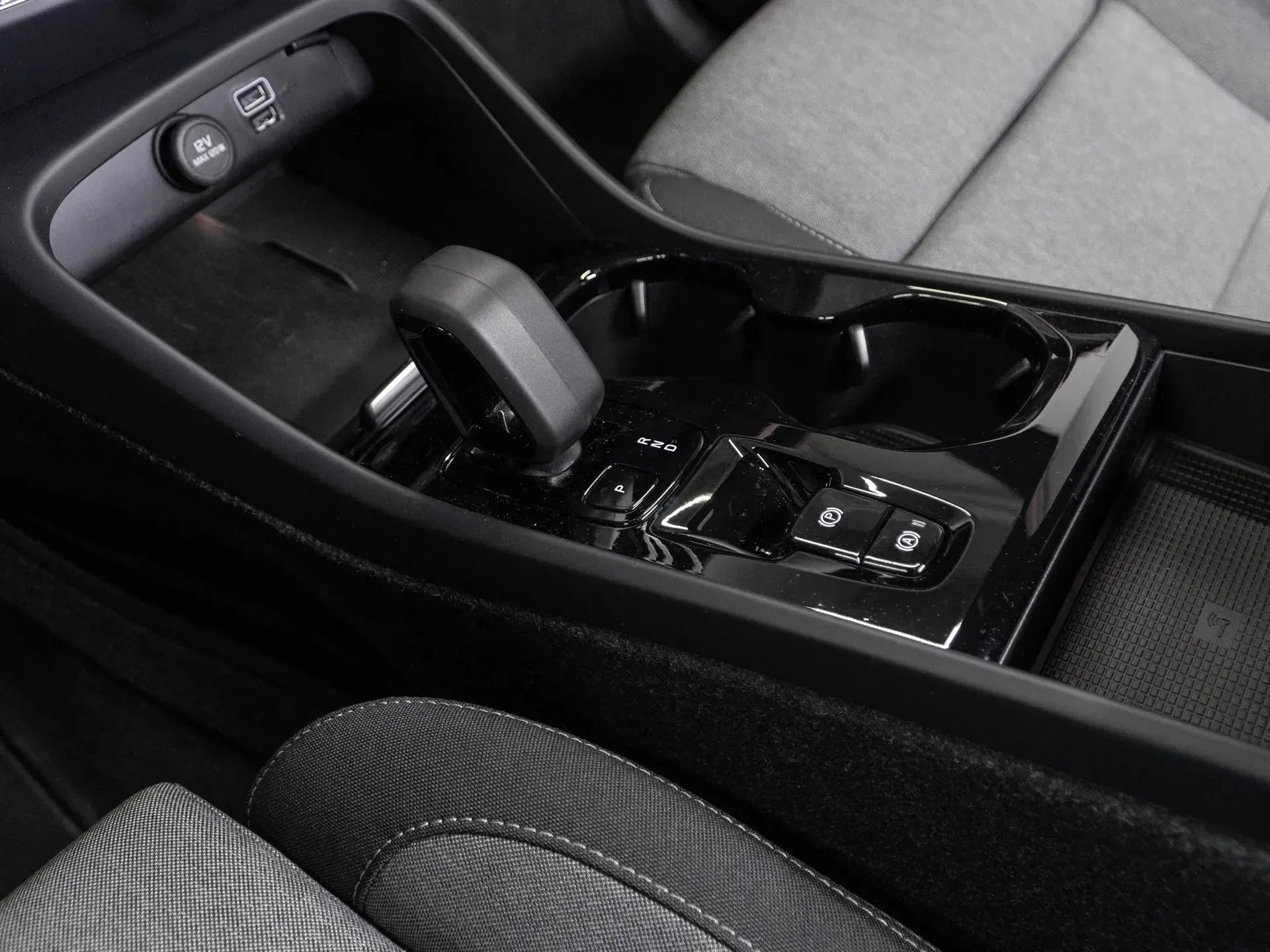 Volvo XC 40 PLUS BRIGHT 1.5 Hybrid Plug-In 180 CP Rosu - Samsaru's Car Outlet