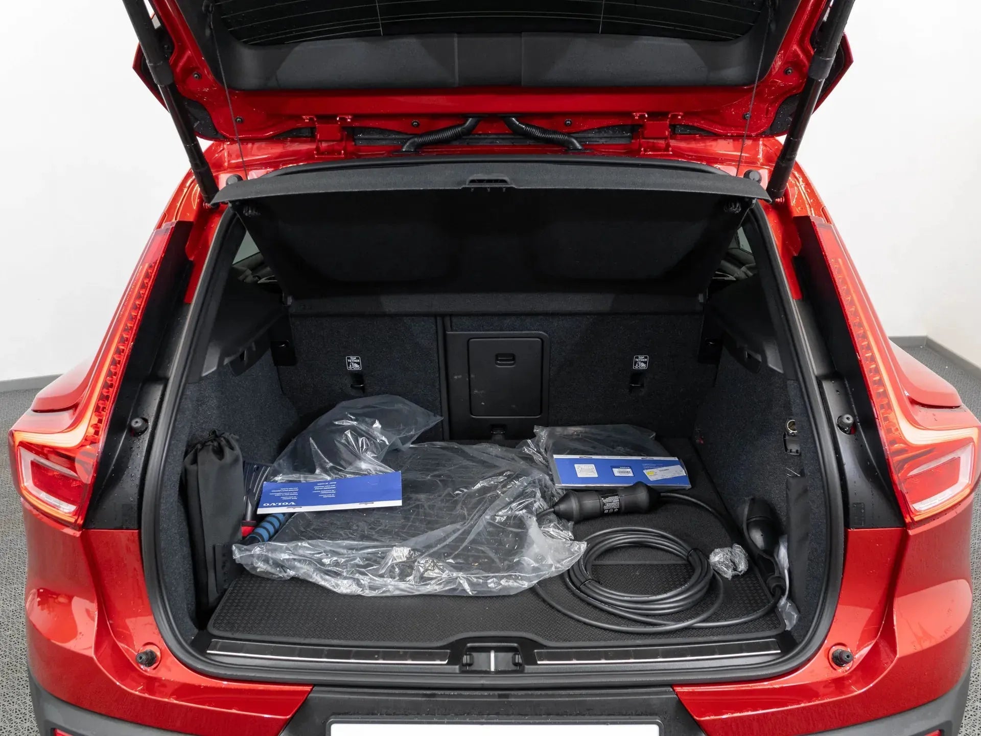 Volvo XC 40 PLUS BRIGHT 1.5 Hybrid Plug-In 180 CP Rosu - Samsaru's Car Outlet