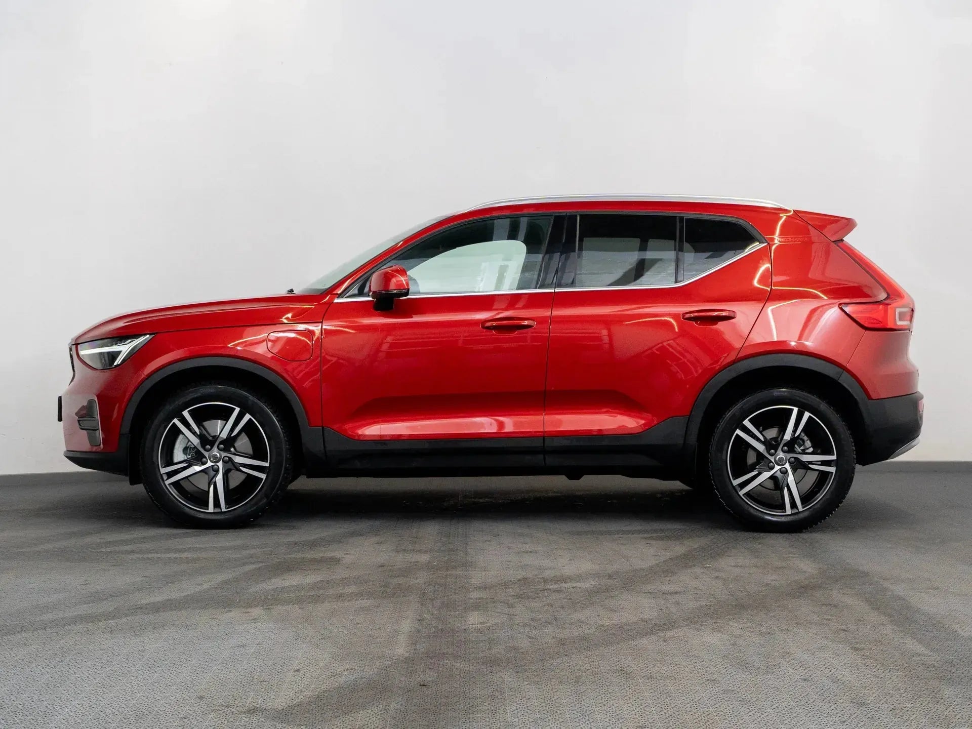 Volvo XC 40 PLUS BRIGHT 1.5 Hybrid Plug-In 180 CP Rosu - Samsaru's Car Outlet