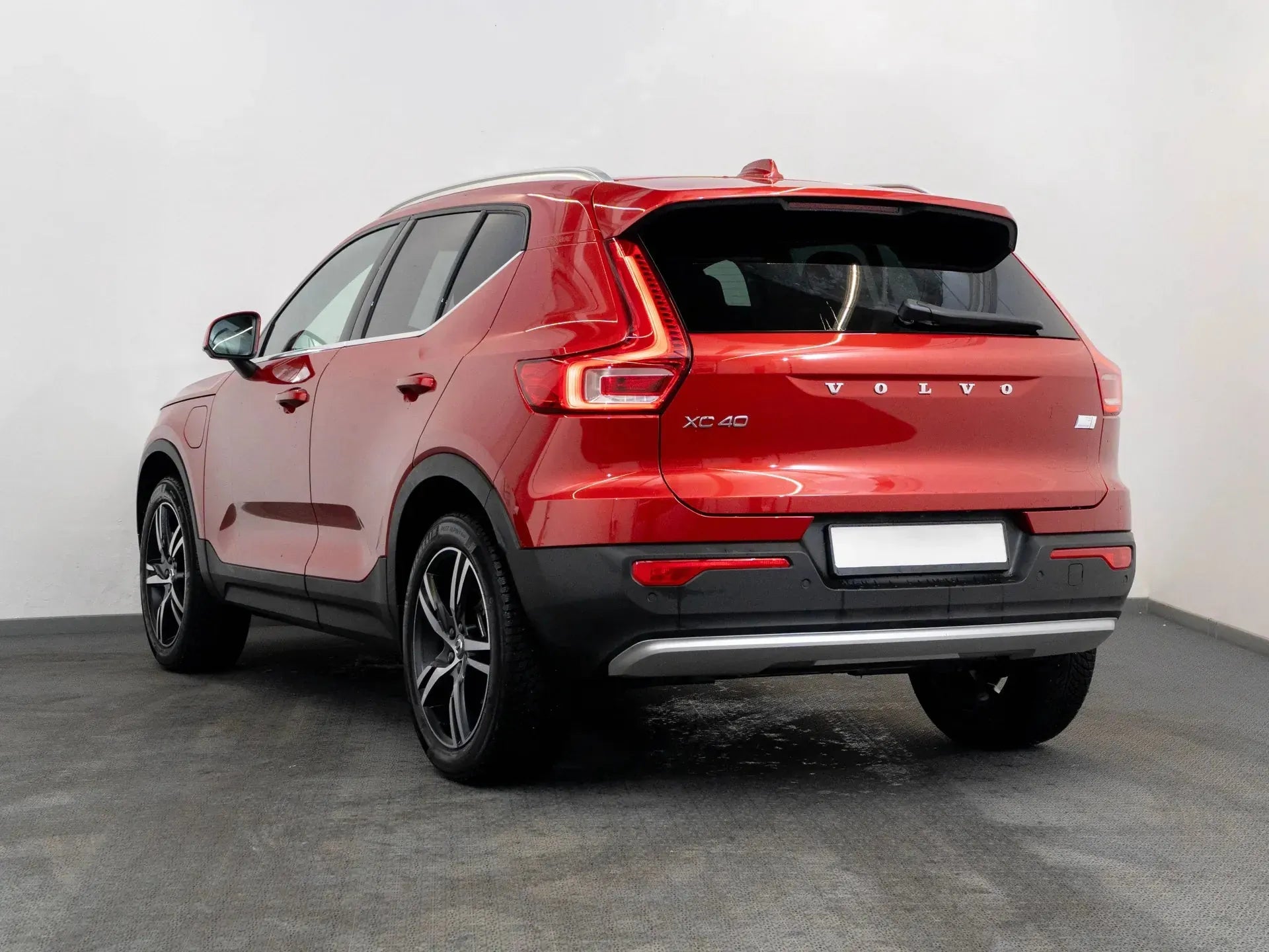 Volvo XC 40 PLUS BRIGHT 1.5 Hybrid Plug-In 180 CP Rosu - Samsaru's Car Outlet