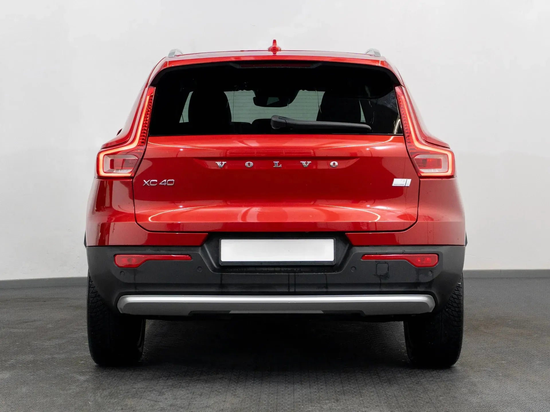 Volvo XC 40 PLUS BRIGHT 1.5 Hybrid Plug-In 180 CP Rosu - Samsaru's Car Outlet