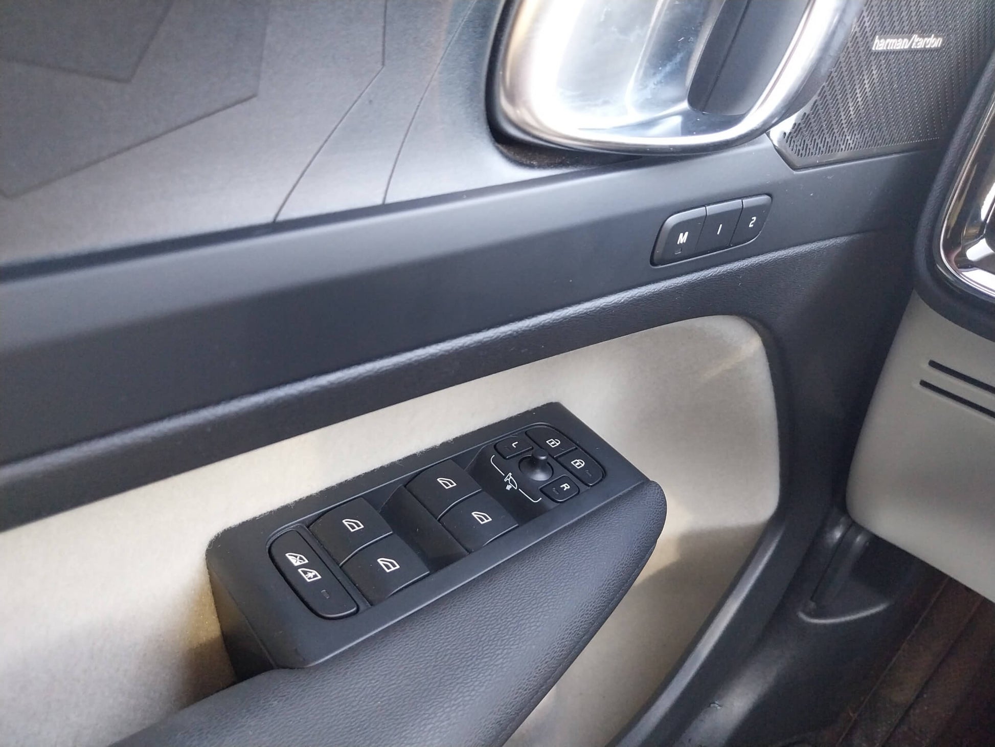 Volvo XC40 T5 Recharge PHEV Ultimate Dark - Samsaru's Car Outlet