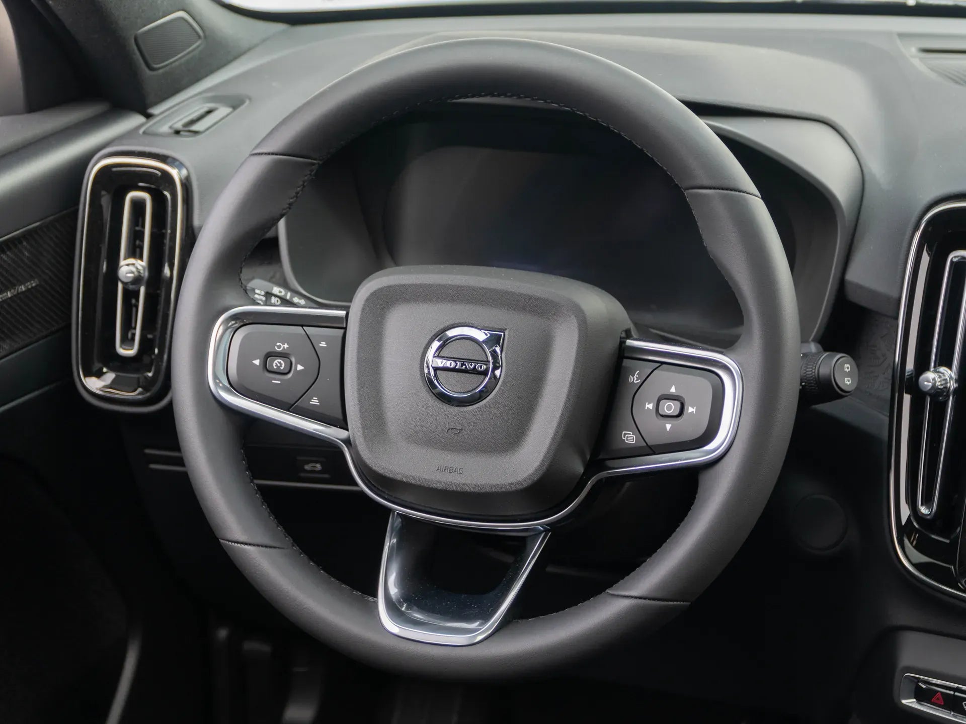 Volvo XC40 Recharge Pure Electric Extended Range - Samsaru's Car Outlet