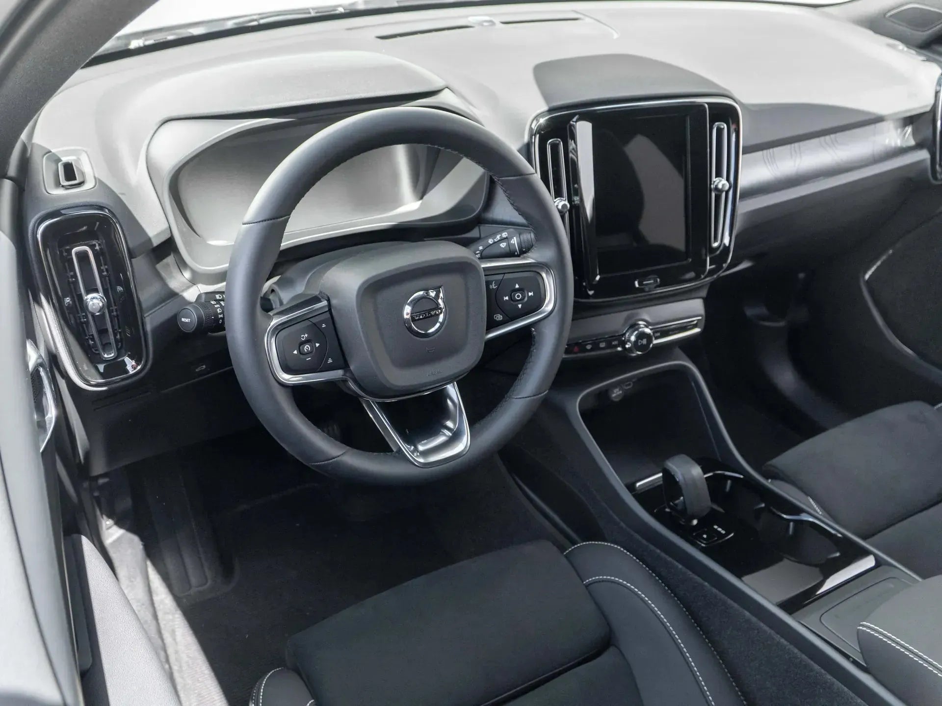 Volvo XC40 Recharge Pure Electric - Samsaru's Car Outlet