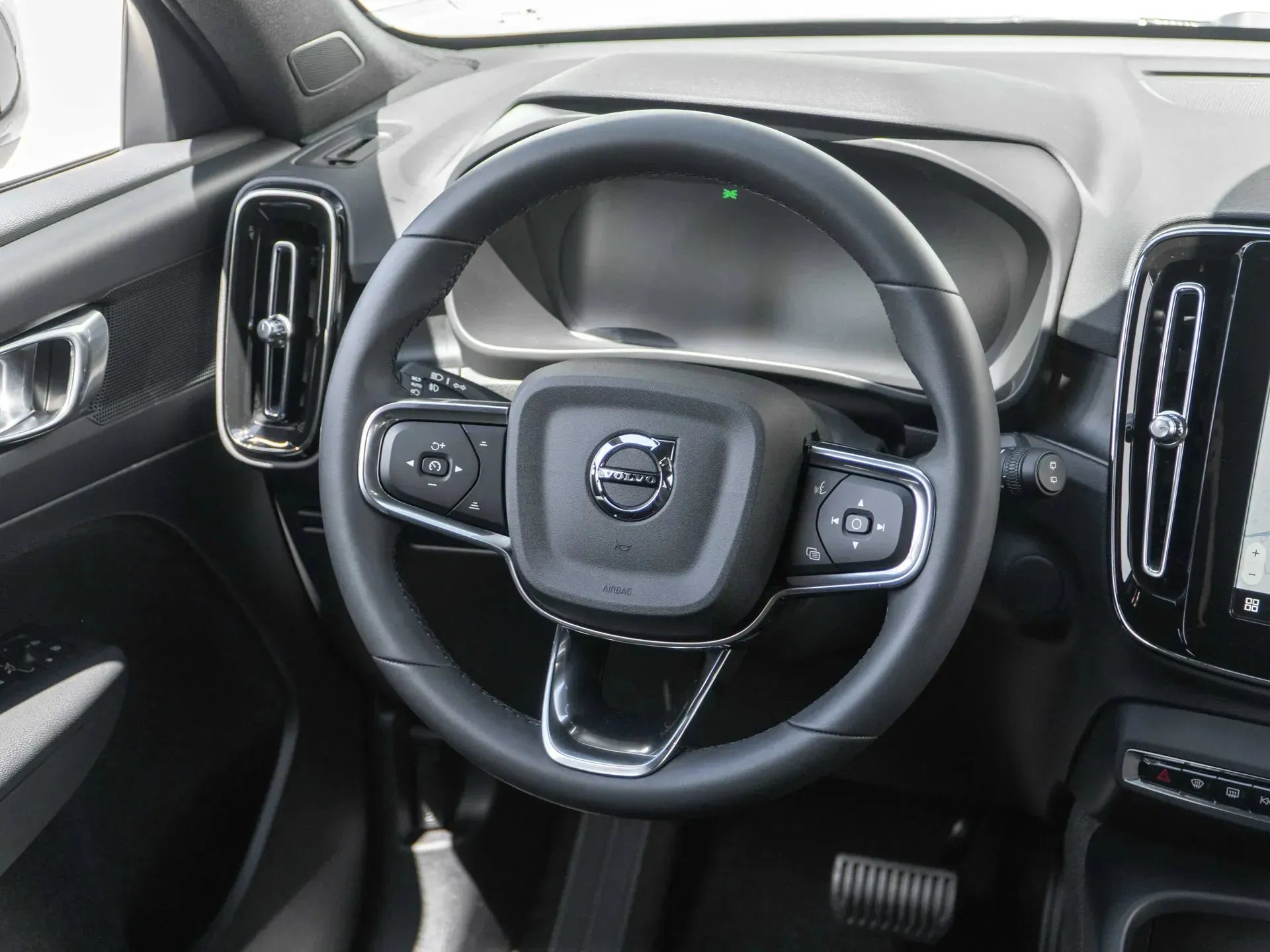 Volvo XC40 Recharge Pure Electric - Samsaru's Car Outlet