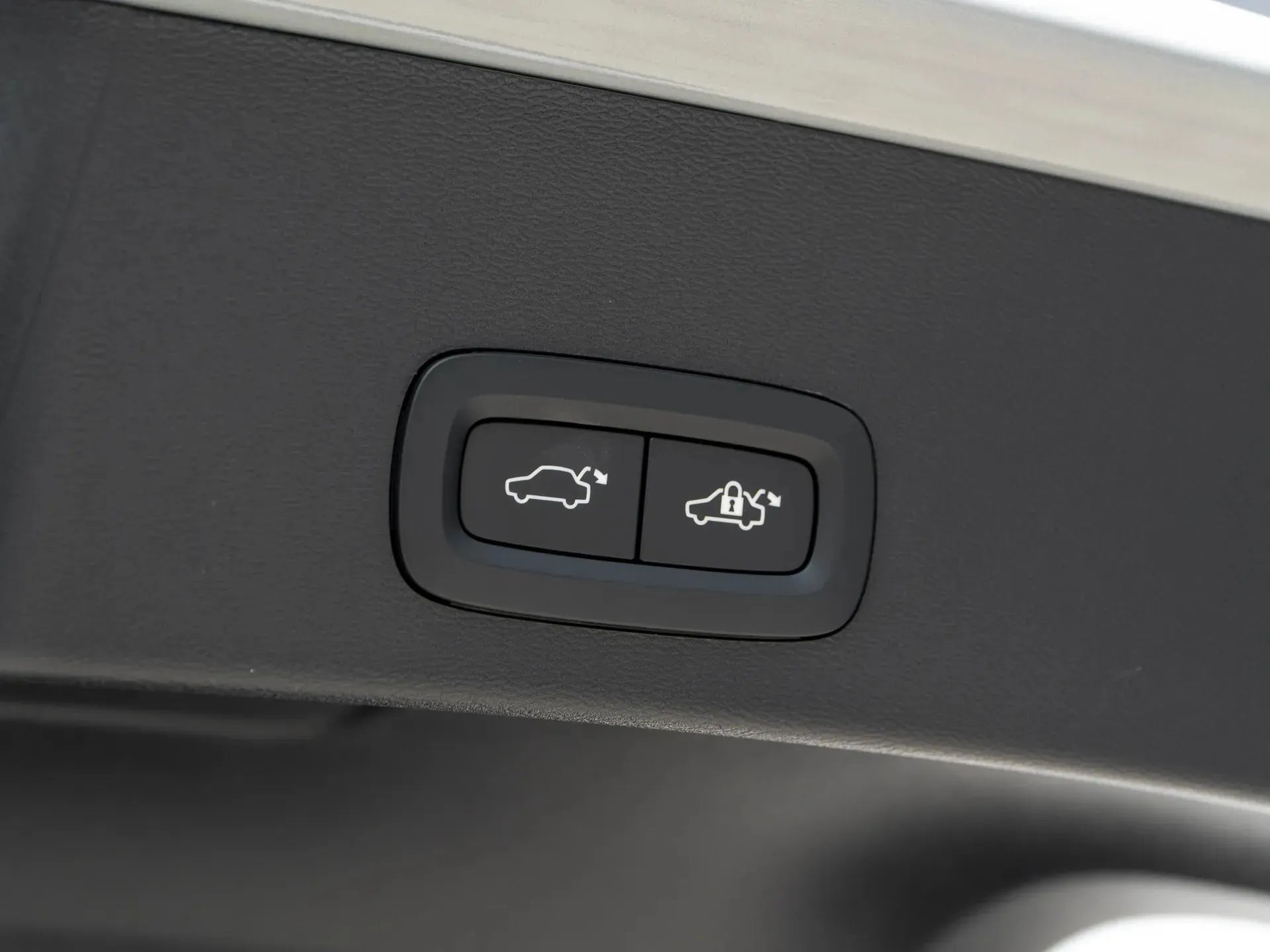 Volvo XC40 Recharge Pure Electric - Samsaru's Car Outlet