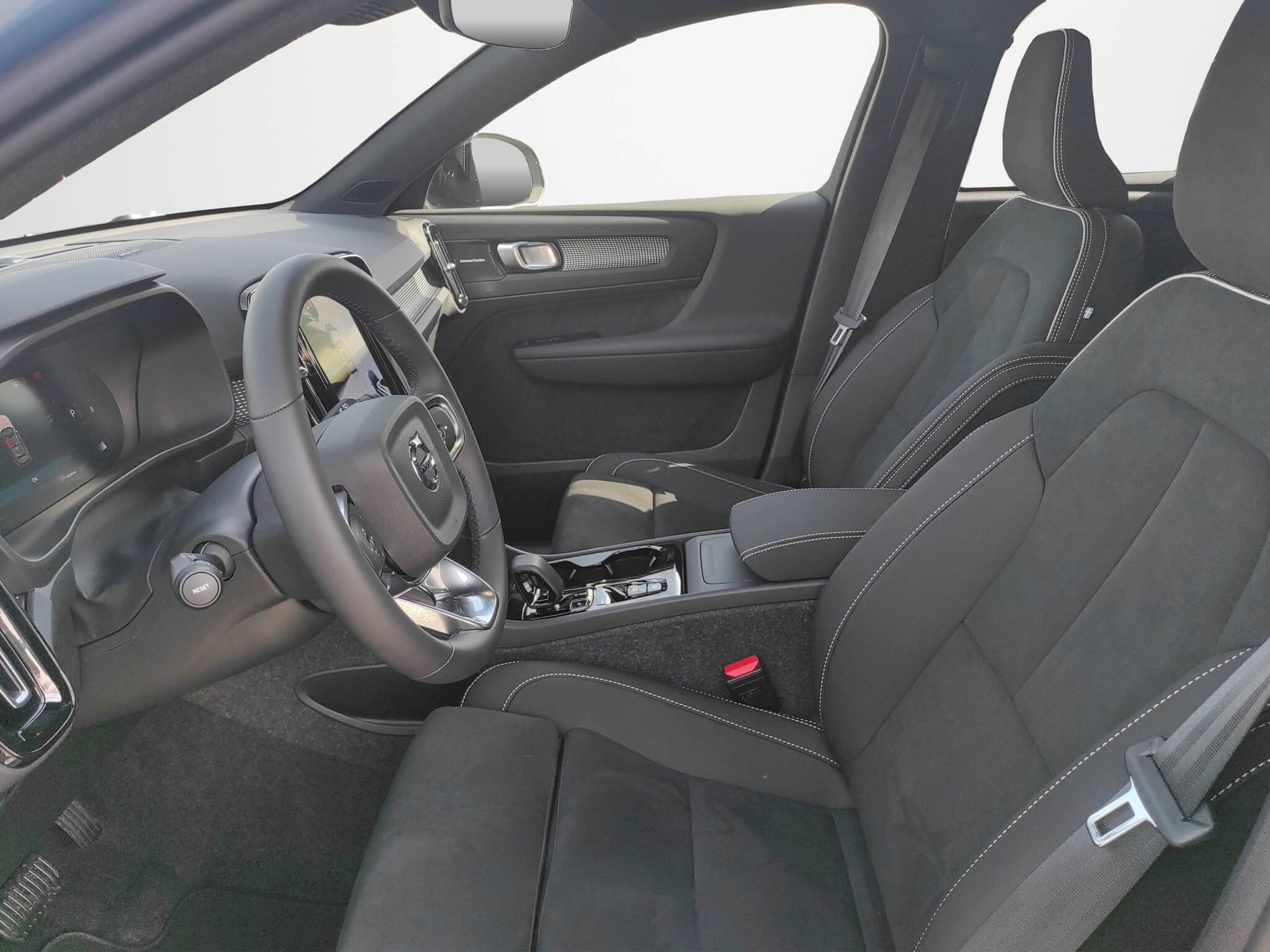 Volvo XC 40 B# Plus Dark 2.0 Hybrid 163 CP Albastru - Samsaru's Car Outlet