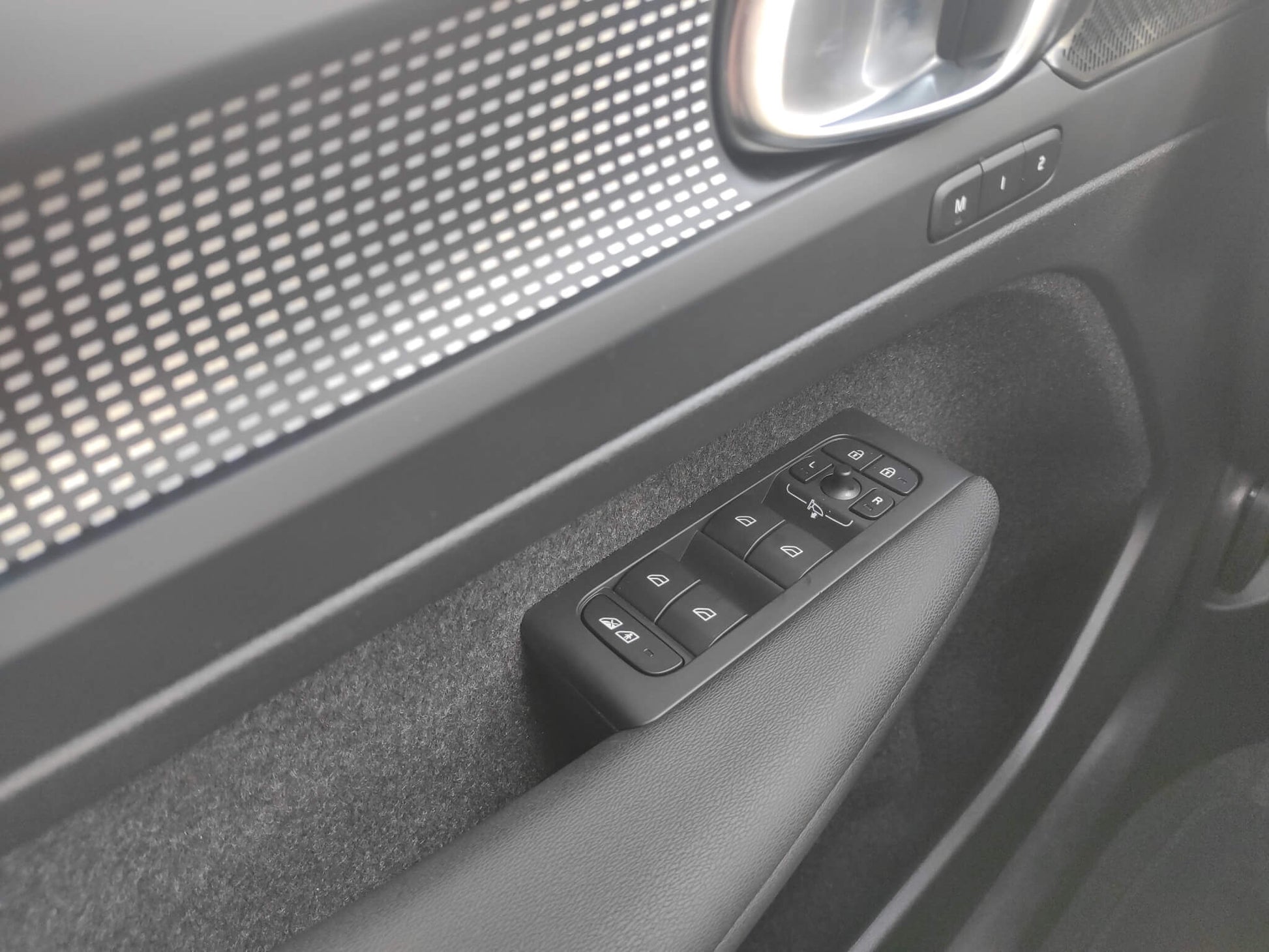 Volvo XC 40 B# Plus Dark 2.0 Hybrid 163 CP Albastru - Samsaru's Car Outlet