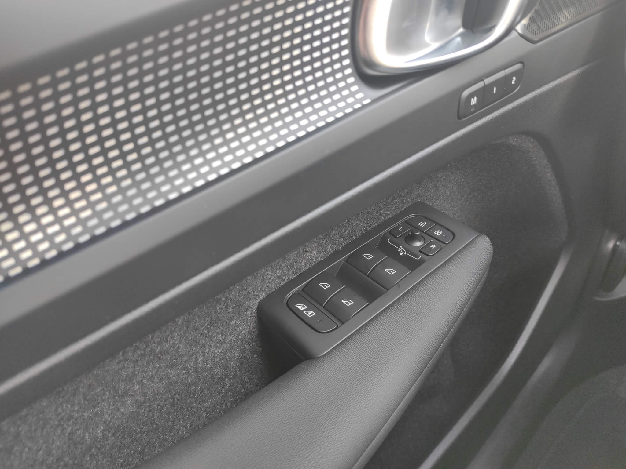 Volvo XC 40 B# Plus Dark 2.0 Hybrid 163 CP Albastru - Samsaru's Car Outlet