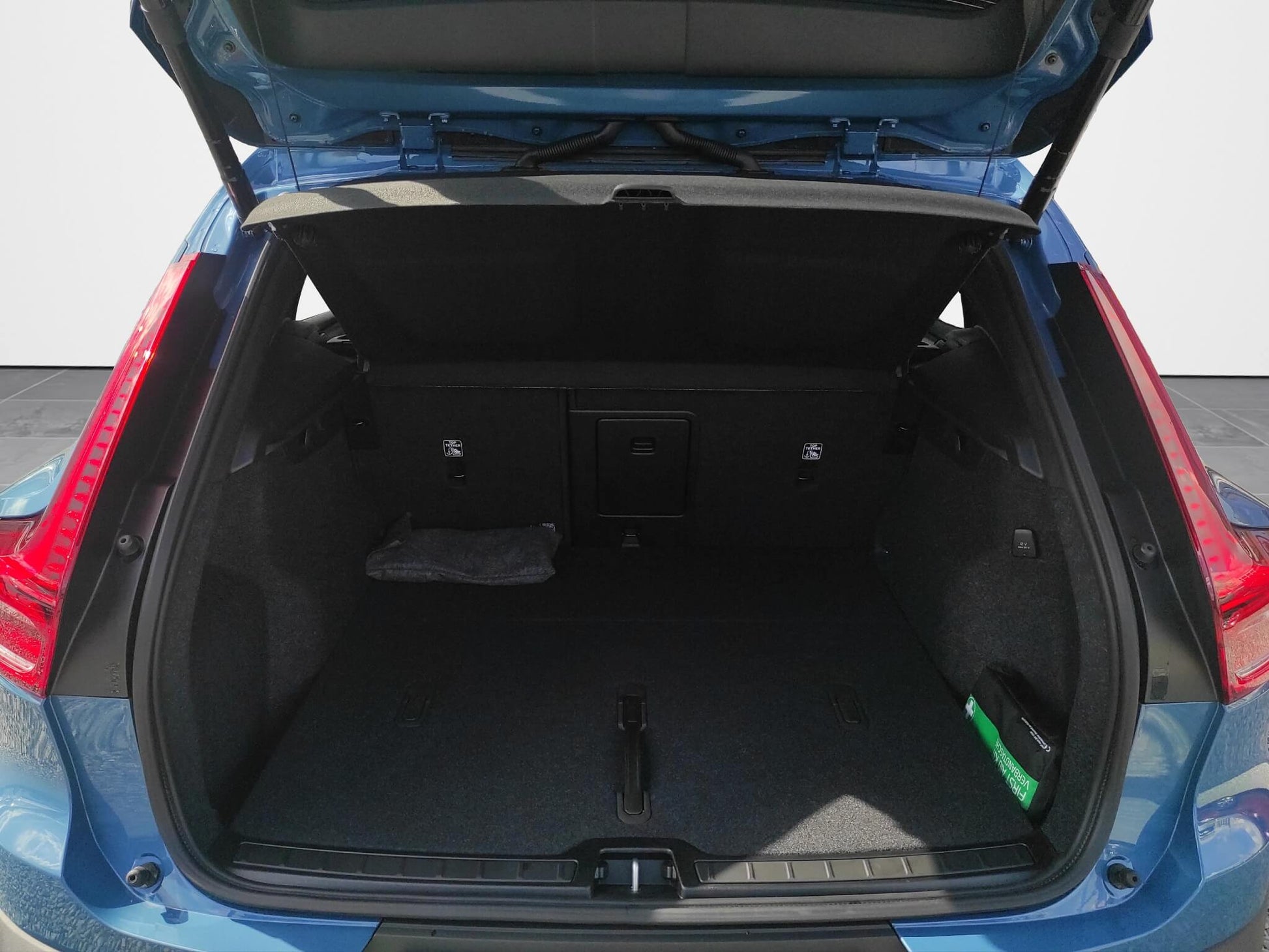 Volvo XC 40 B# Plus Dark 2.0 Hybrid 163 CP Albastru - Samsaru's Car Outlet
