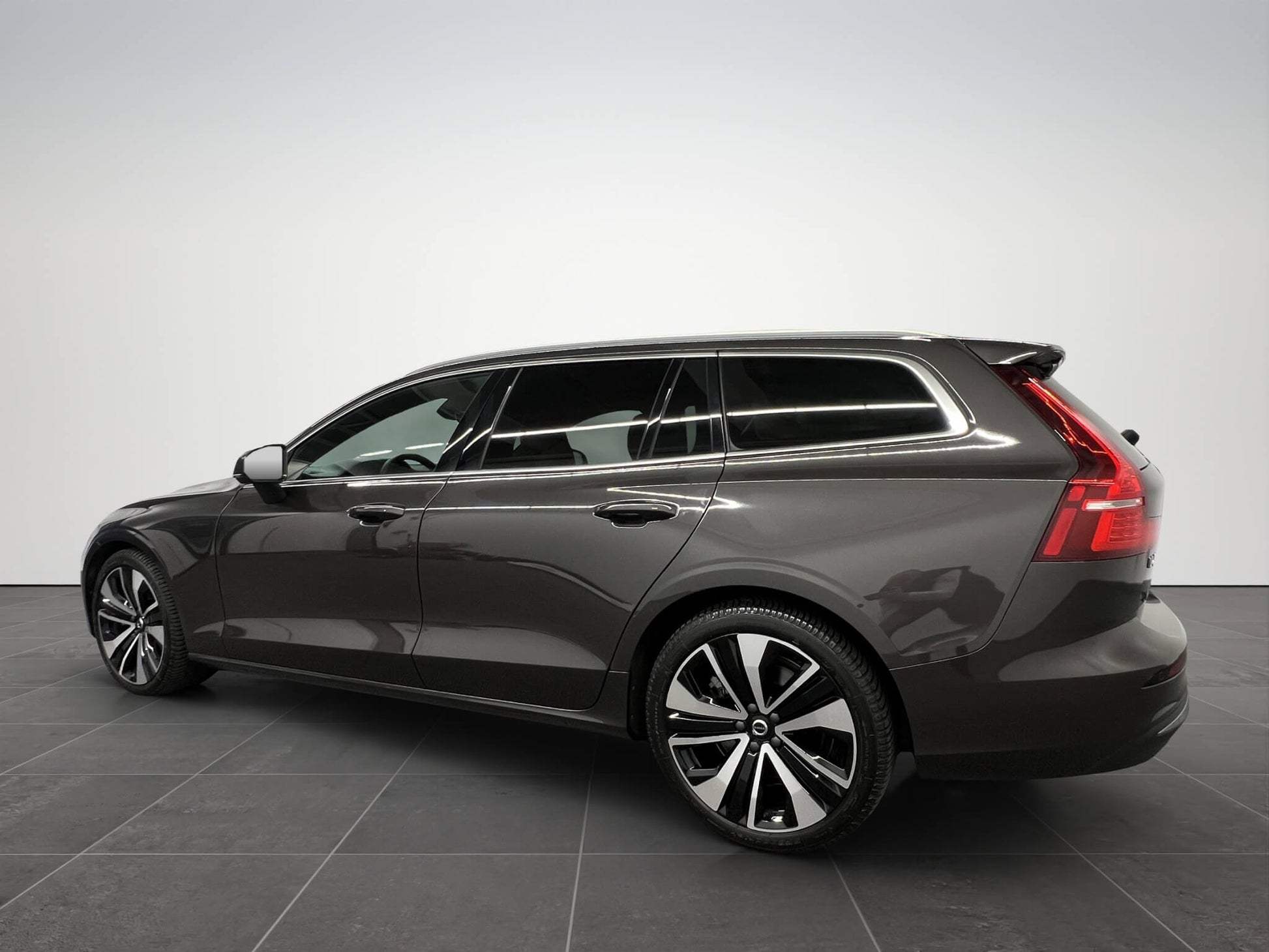 Volvo V60 B5 Plus Bright AWD MHEV Geartronic - Samsaru's Car Outlet