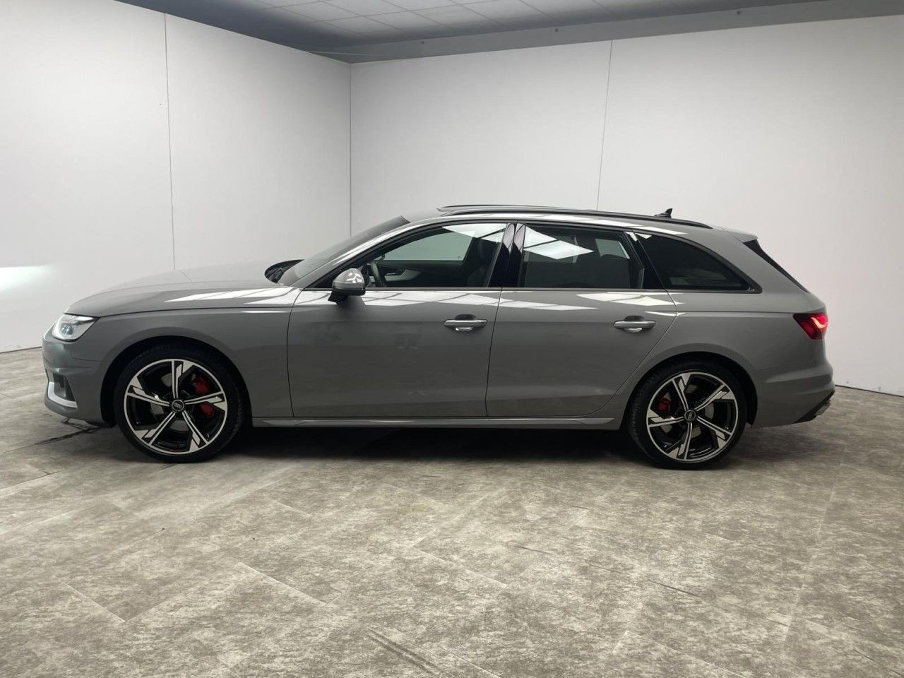 Audi A4 Avant 45 TFSI quattro S-line - Samsaru's Car Outlet