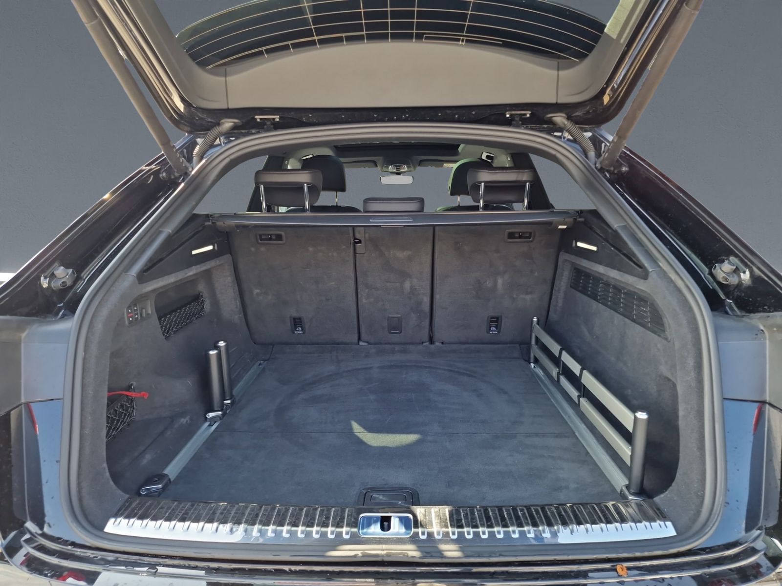Audi Q8 55 TFSI qu S line MATRIX PANO Luft AHK B&O