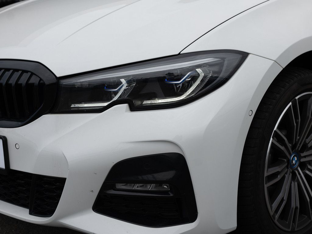 BMW 330e Touring xDrive M-Sport PANO AHK HUD LASER