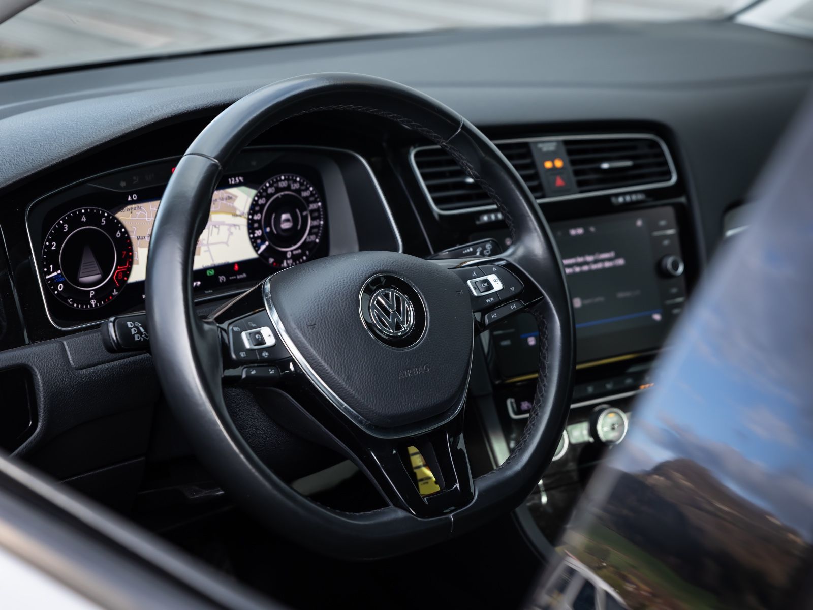 Volkswagen Golf VII 1.5TSI Highline - Samsaru's Car Outlet