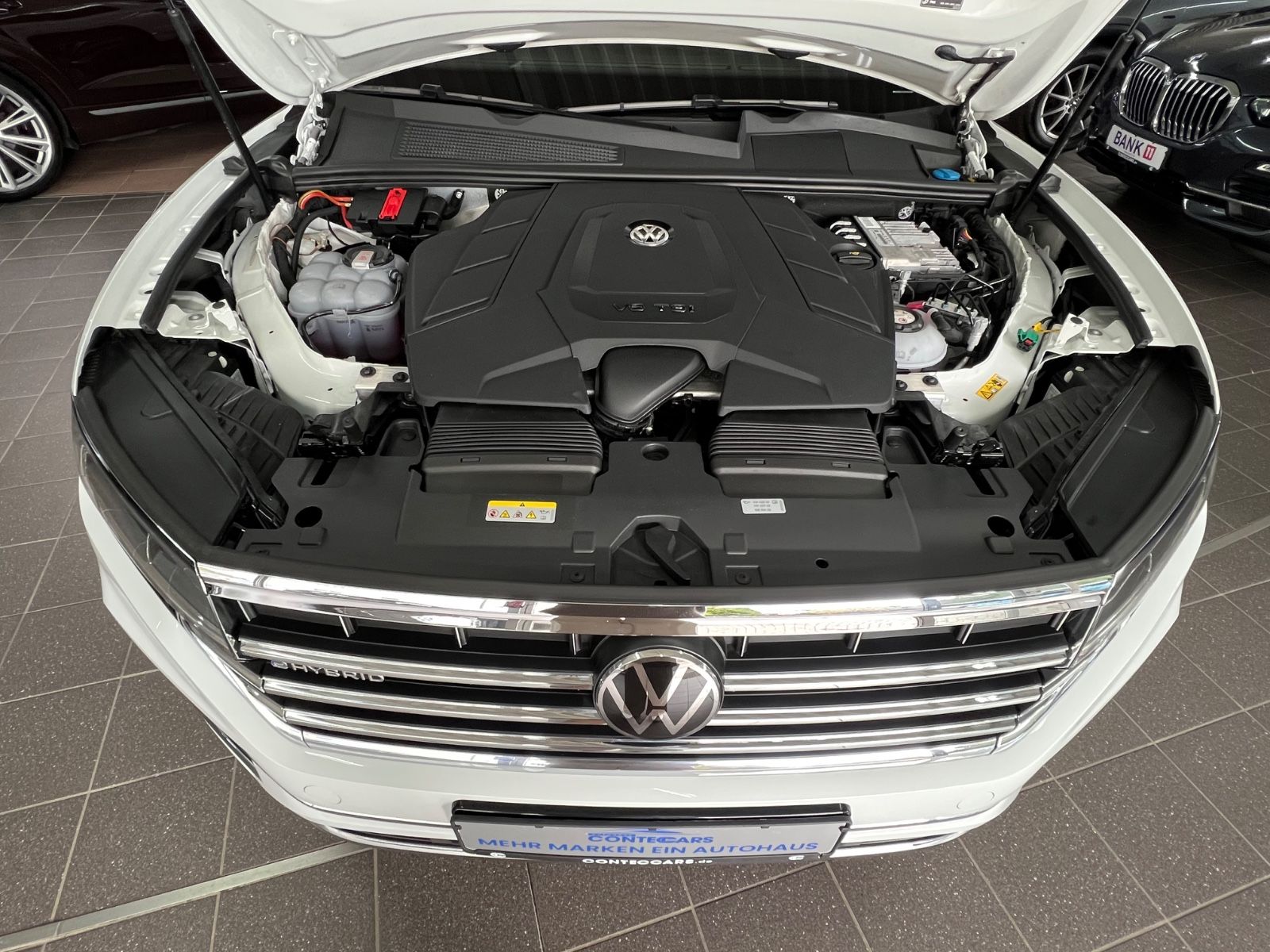 Volkswagen Touareg 3.0 TSI Elegance 4Motion eHybrid - Samsaru's Car Outlet
