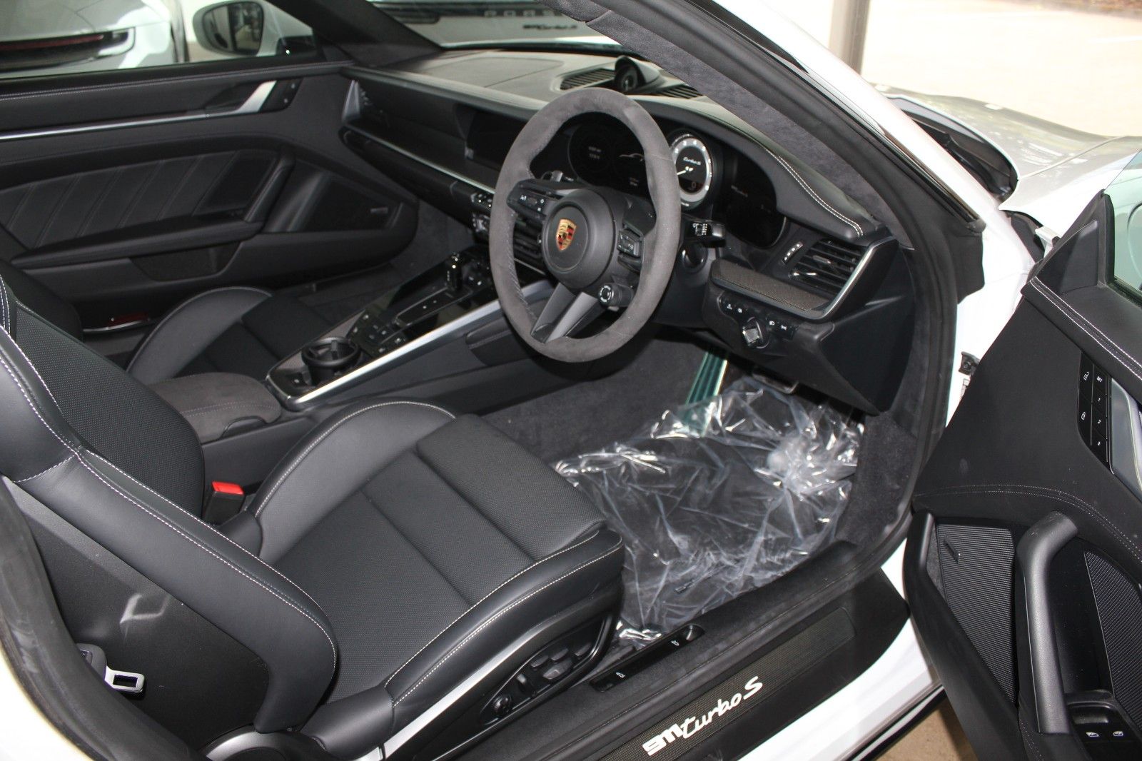 Porsche 992 Turbo S RHD/Sportabgas/SportDesign/GDach/SWA