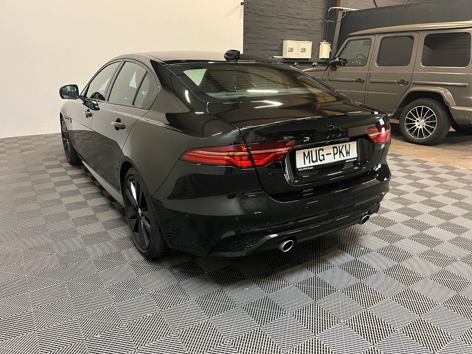 Jaguar XE P250 R-Dynamic Black *ACC-HuD-LED-360°*