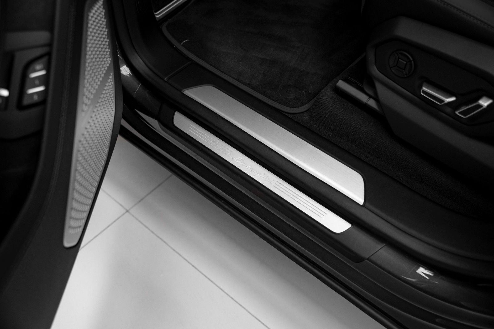 Lamborghini Urus 4.0 V8 PHEV SE Black - Samsaru's Car Outlet