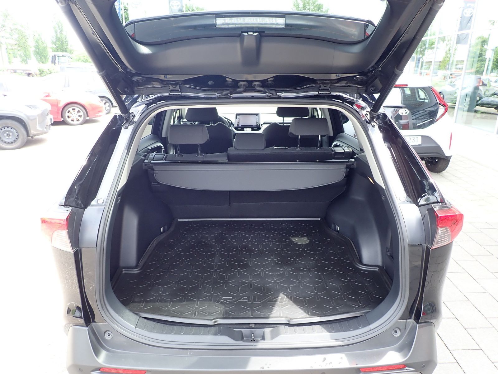 Toyota RAV 4 Hybrid - Samsaru's Car Outlet