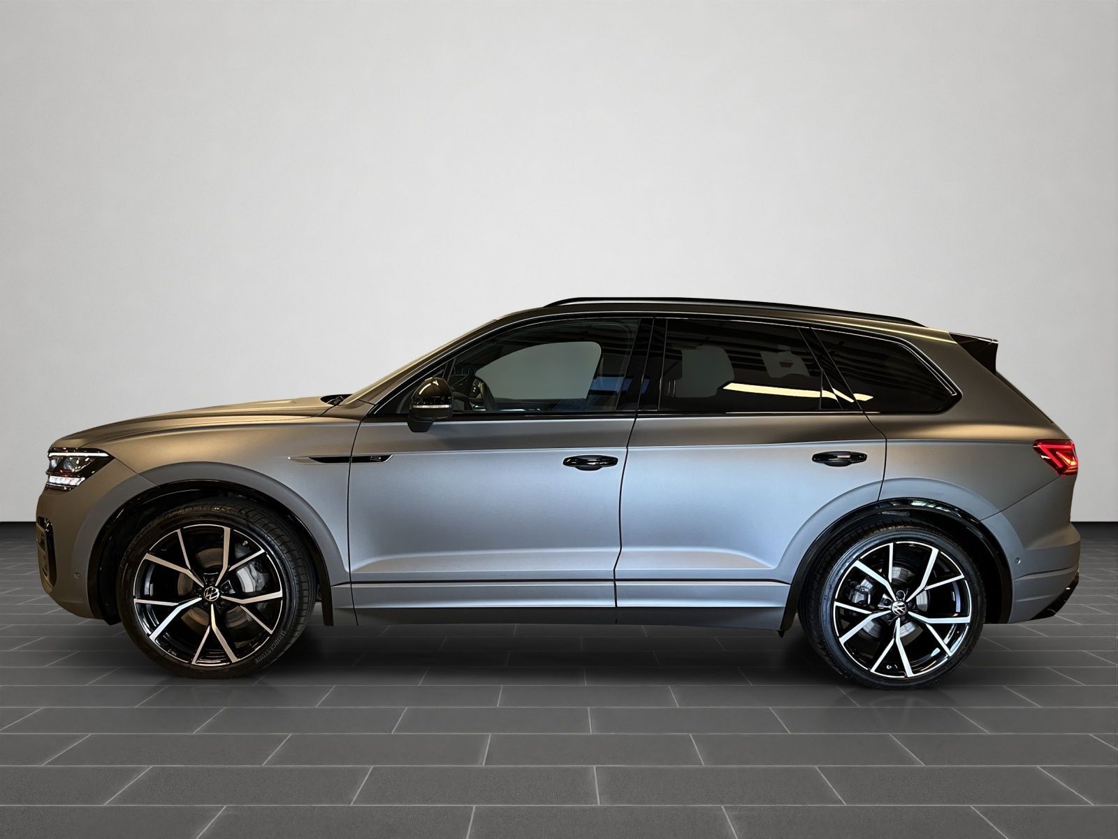 Volkswagen Touareg 3.0 TDI R-Line - Samsaru's Car Outlet