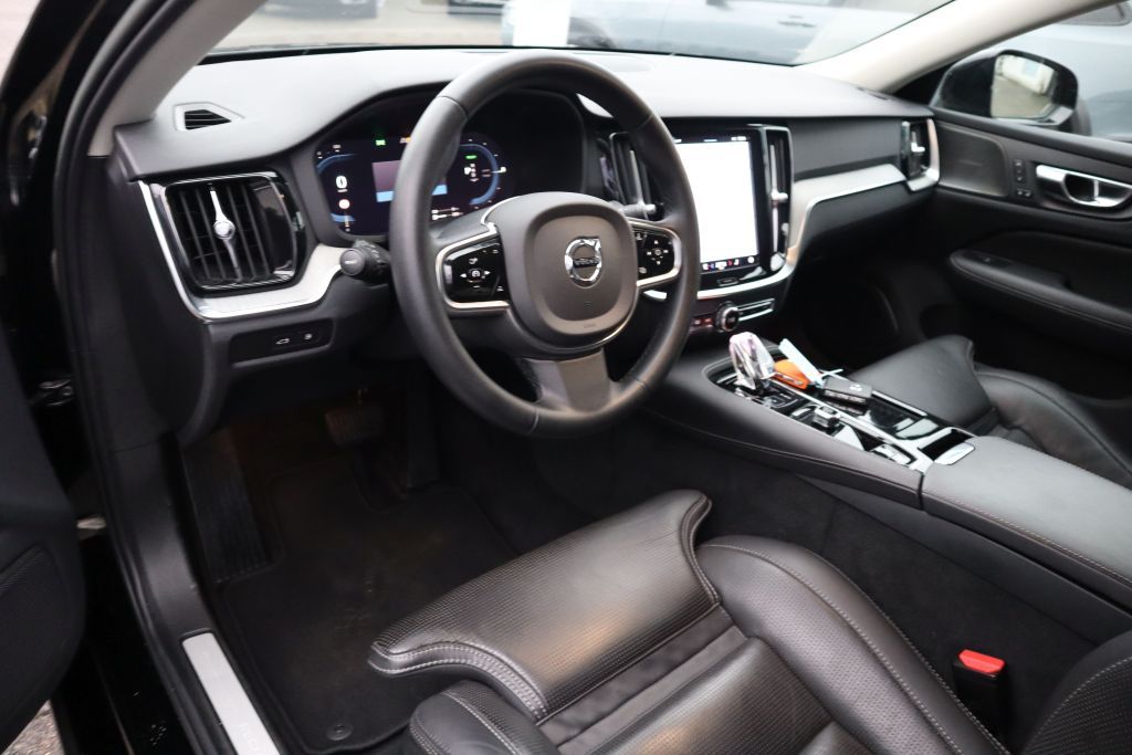 Volvo V60 T8 AWD Recharge Plus Dark|AHK|PANO|NAVI|SHZ