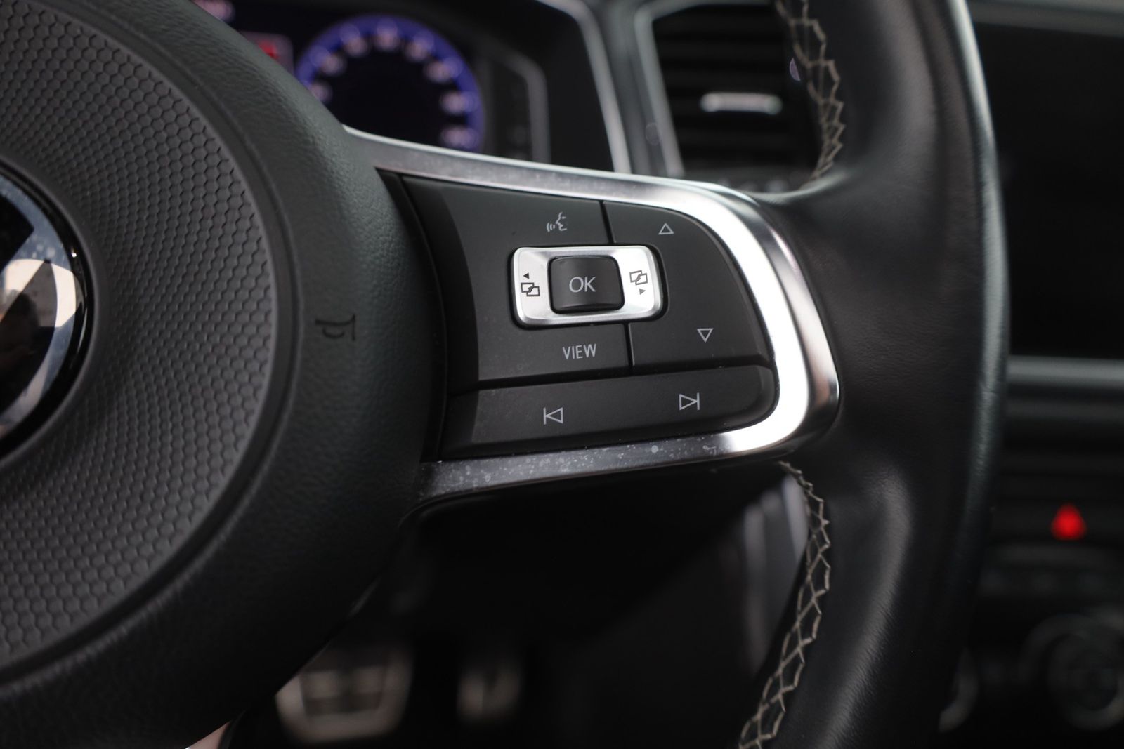 Volkswagen T-Roc 2.0 TDI DSG 4M R-Line - Samsaru's Car Outlet