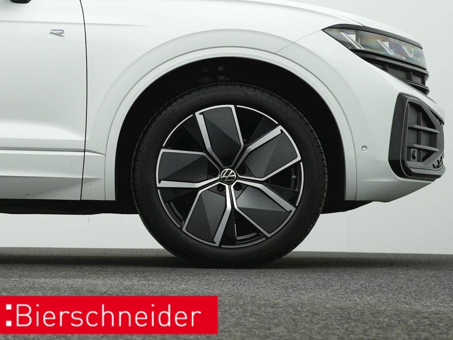Volkswagen Touareg 3.0 TDI R-line Black - Samsaru's Car Outlet